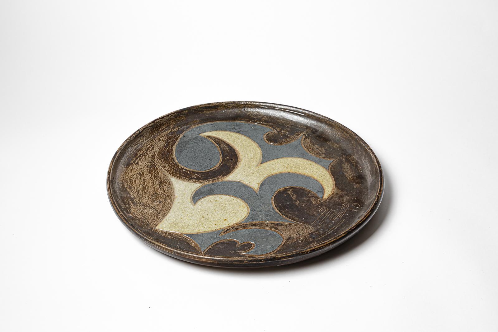 Stoneware sculptural plate with geometric decoration by Georges Martin. 
Artist signature on the base. Circa 1970-1980. Unique piece.
H : 18.1 x 1.6 inches.