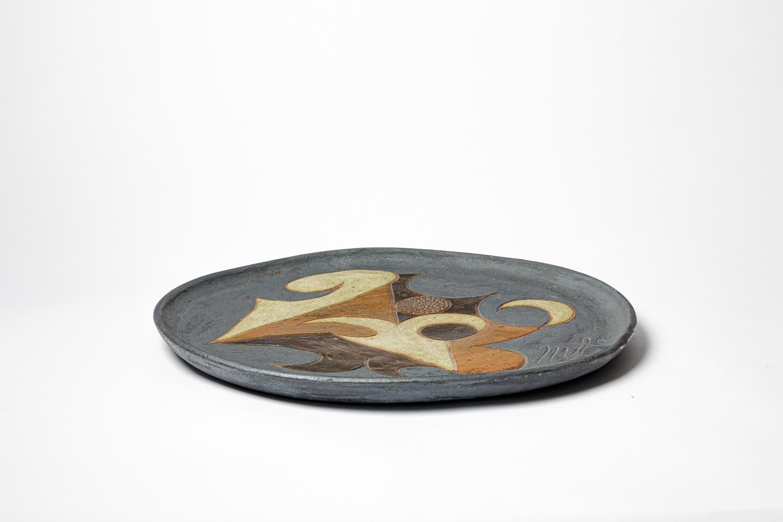 Skulpturaler Teller aus Steingut mit geometrischem Dekor von Georges Martin. 
Künstlersignatur auf dem Sockel. CIRCA 1970-1980. Einzigartiges Stück.
H : 17,9 x 1,2 Zoll.