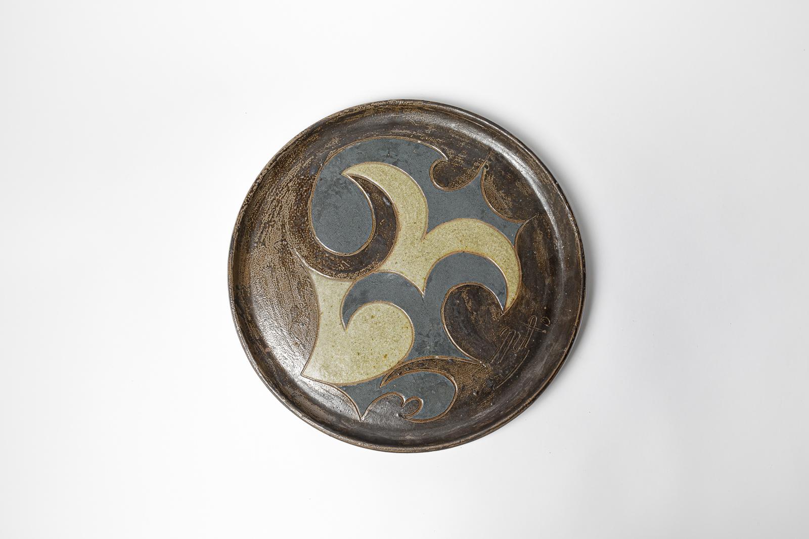 Beaux Arts Stoneware sculptural plate by Georges Martin, circa 1970-1980. For Sale