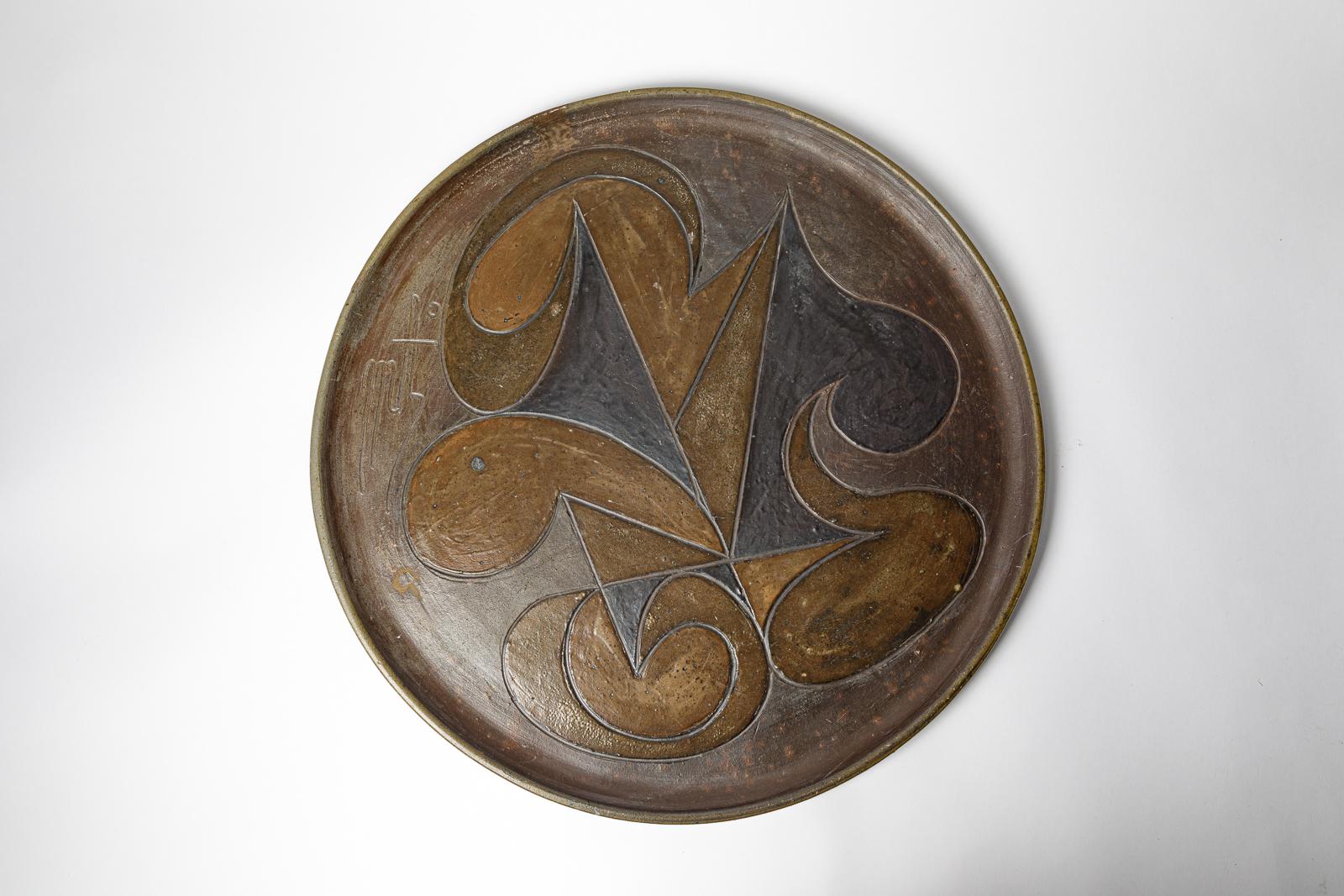 French Stoneware sculptural plate by Georges Martin, circa 1970-1980. For Sale