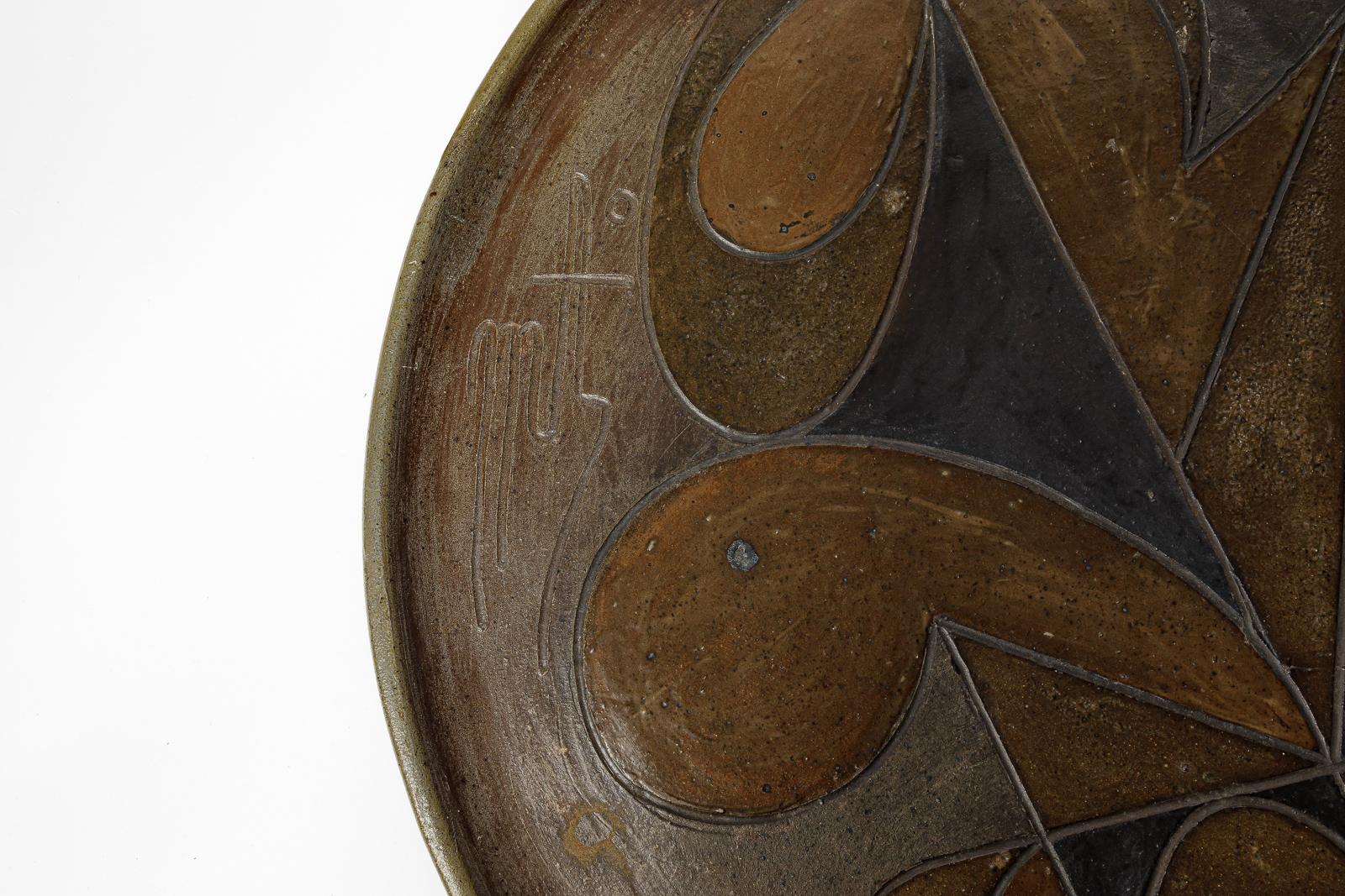 Stoneware sculptural plate by Georges Martin, circa 1970-1980. In Excellent Condition For Sale In Saint-Ouen, FR