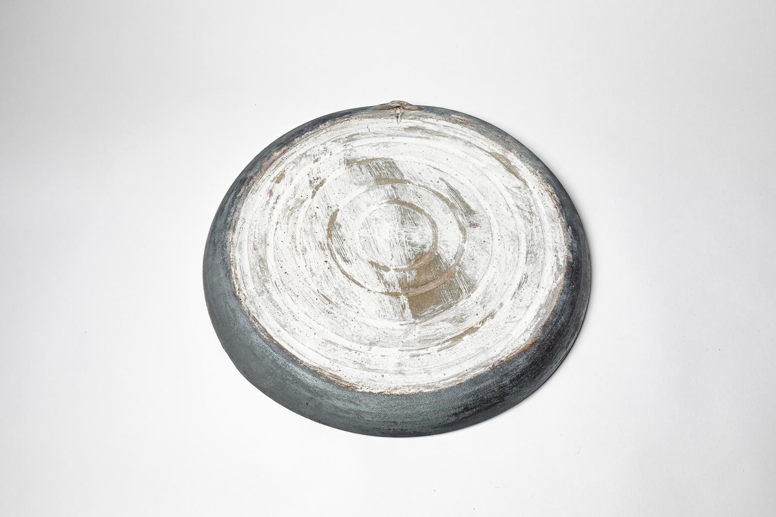 Skulpturaler Teller aus Steinzeug von Georges Martin, ca. 1970-1980. (20. Jahrhundert) im Angebot