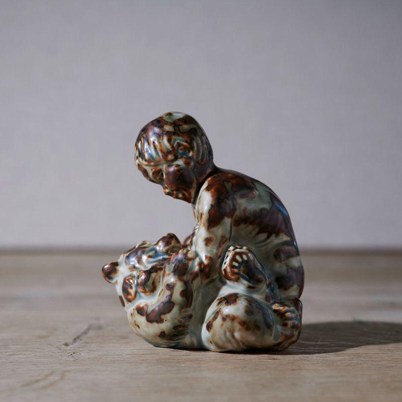 Milieu du XXe siècle Sculpture en grès d'un garçon avec un ours en céramique de Knud Kyhn en vente