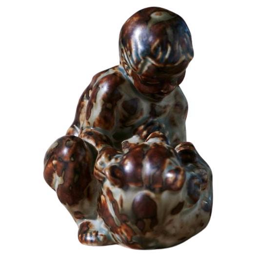 Sculpture en grès d'un garçon avec un ours en céramique de Knud Kyhn