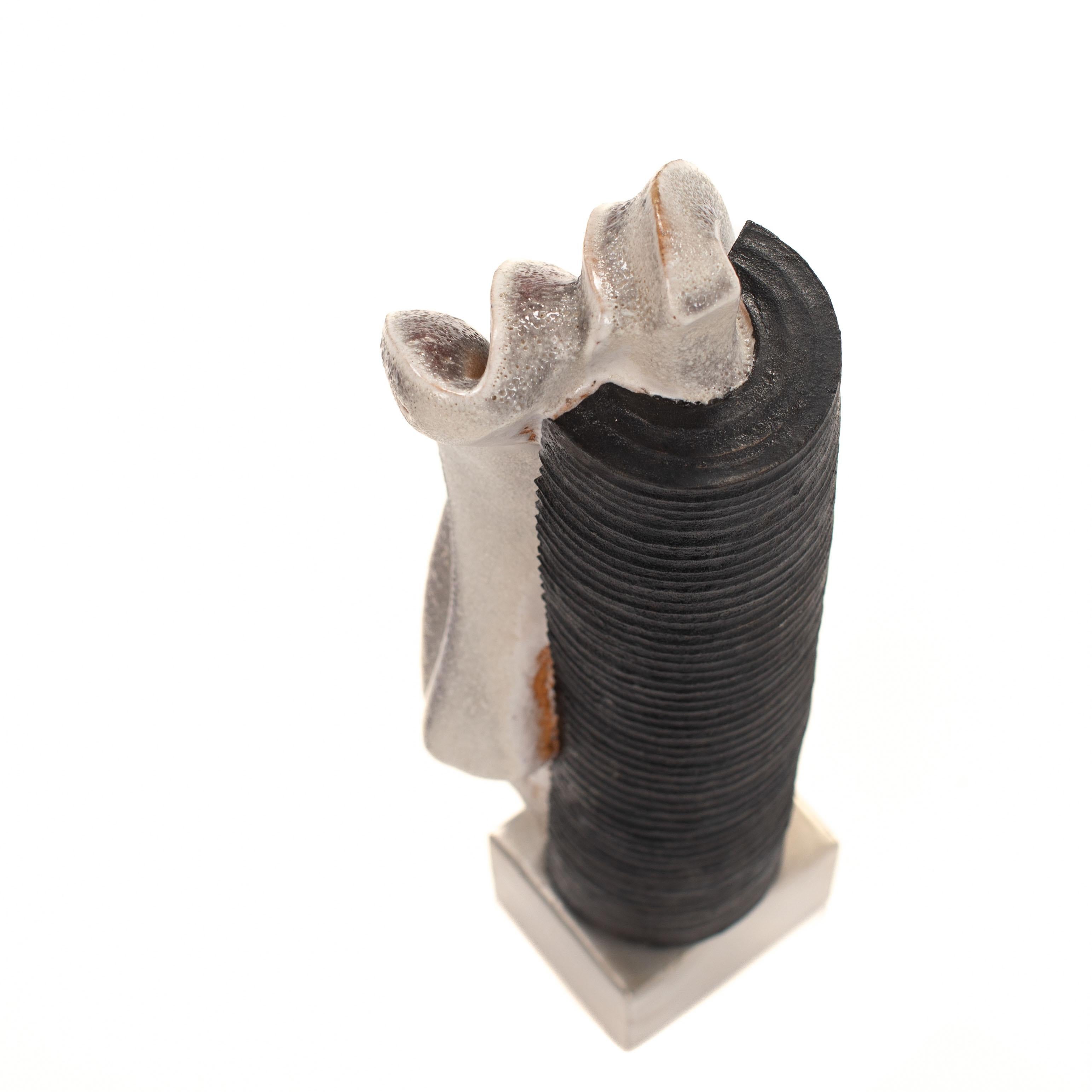 Scultura in gres su base d'acciaio con smaltatura in grigio-bianco-nero, firmata ZAULI in vendita 2