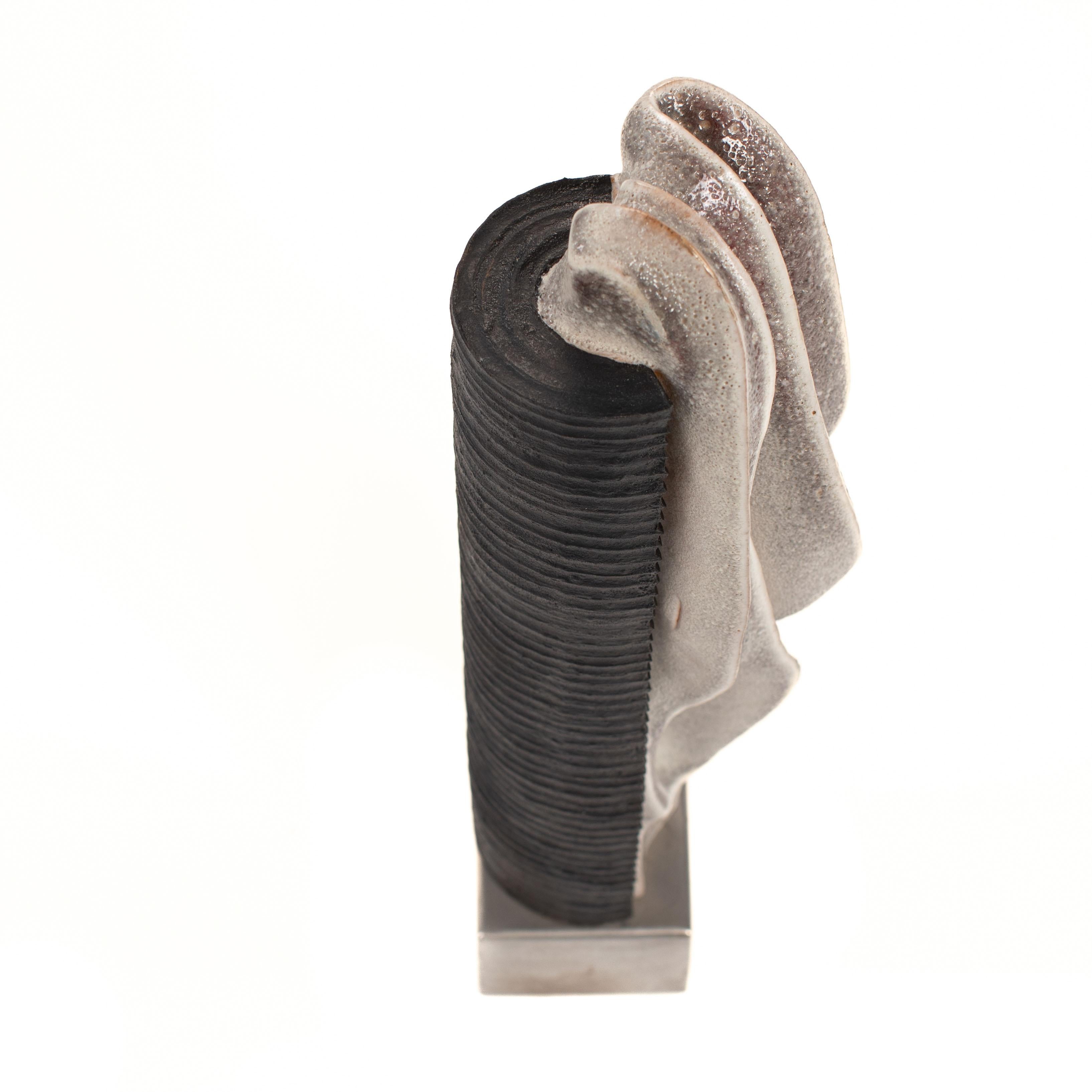 Scultura in gres su base d'acciaio con smaltatura in grigio-bianco-nero, firmata ZAULI in vendita 3