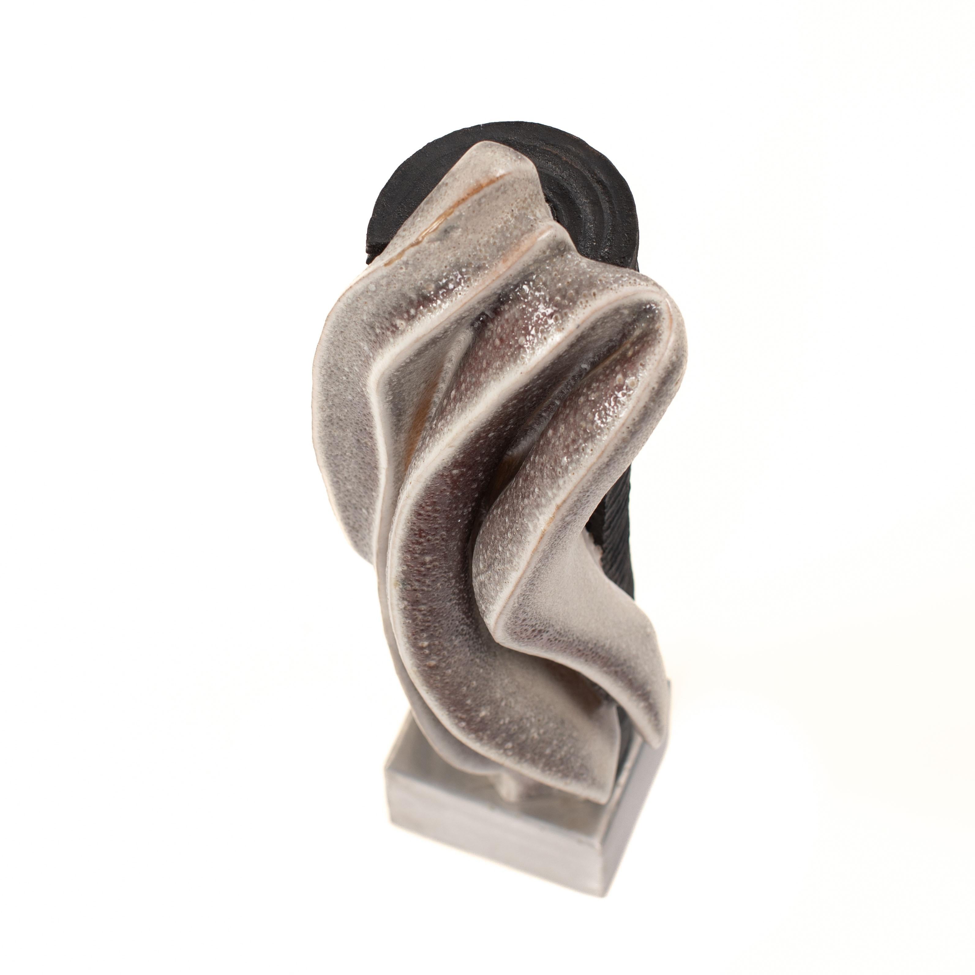 Scultura in gres su base d'acciaio con smaltatura in grigio-bianco-nero, firmata ZAULI in vendita 5