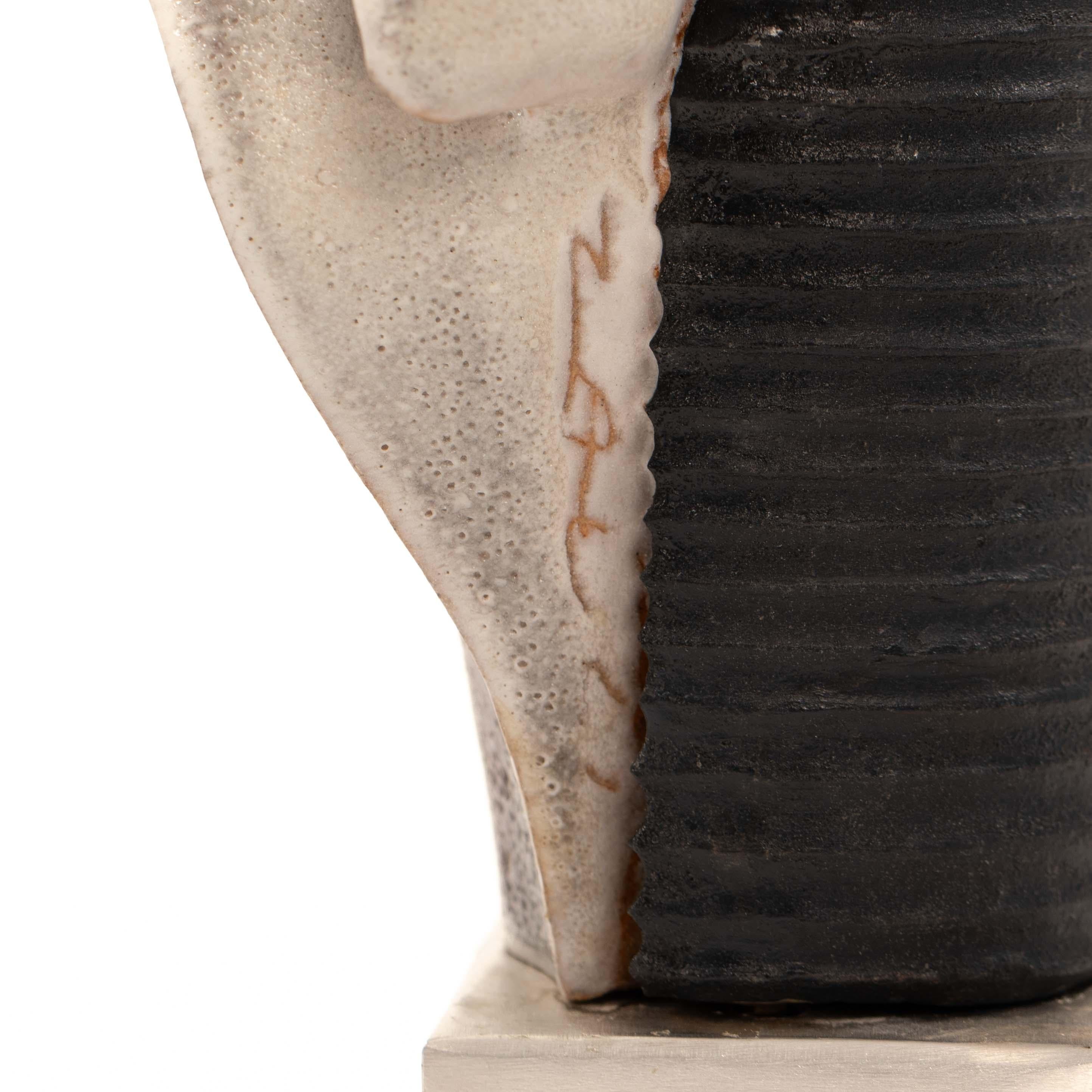 Scultura in gres su base d'acciaio con smaltatura in grigio-bianco-nero, firmata ZAULI in vendita 6