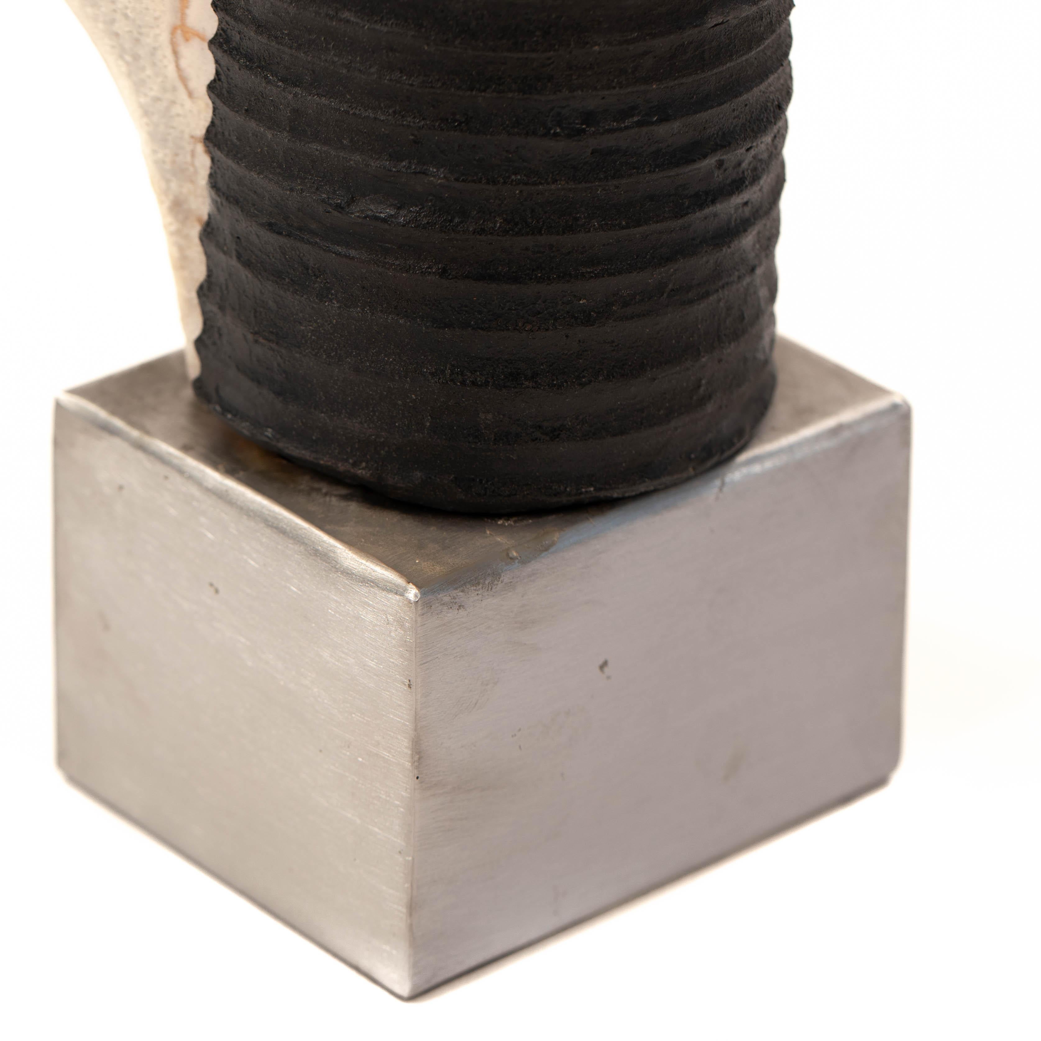 Scultura in gres su base d'acciaio con smaltatura in grigio-bianco-nero, firmata ZAULI in vendita 7