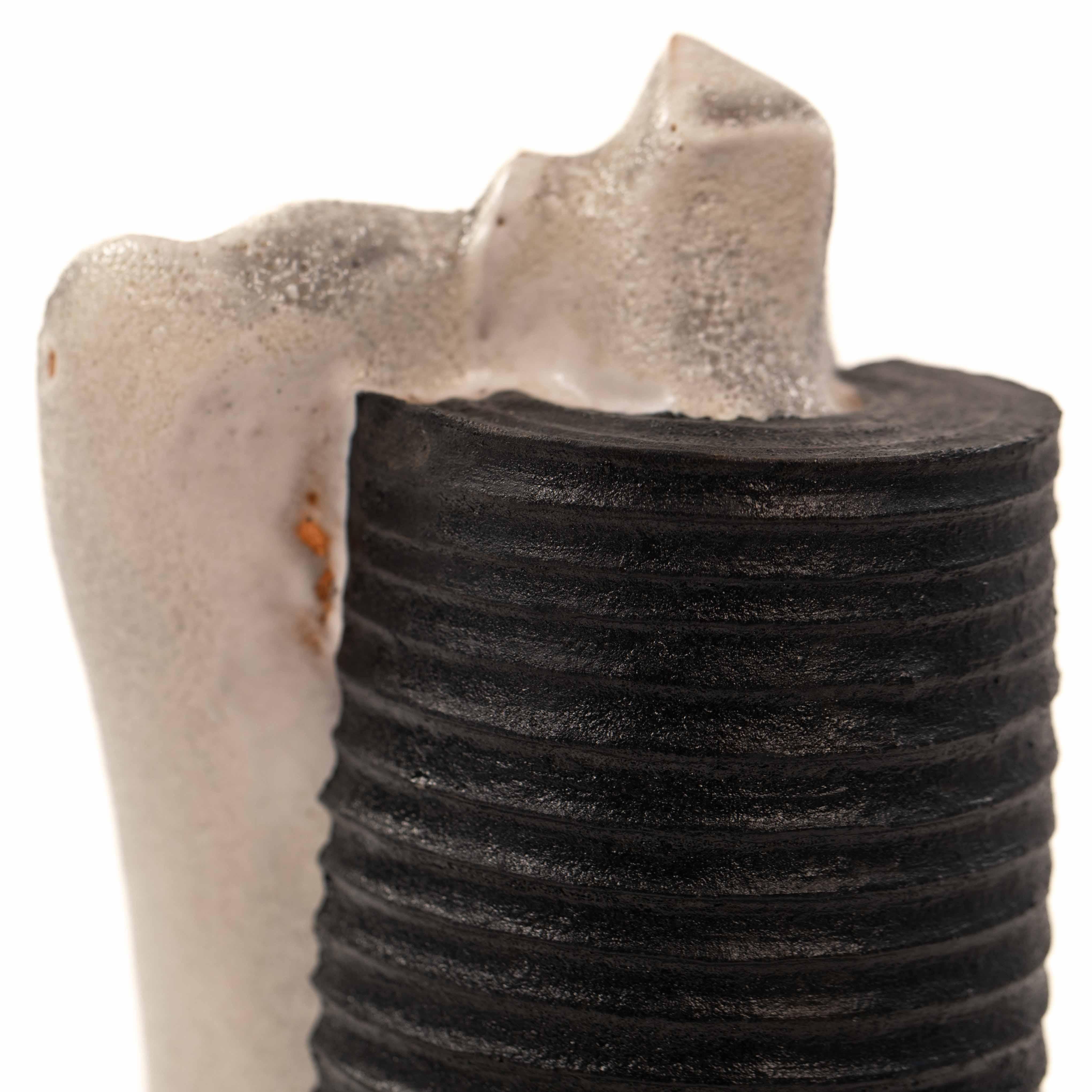 Scultura in gres su base d'acciaio con smaltatura in grigio-bianco-nero, firmata ZAULI in vendita 8