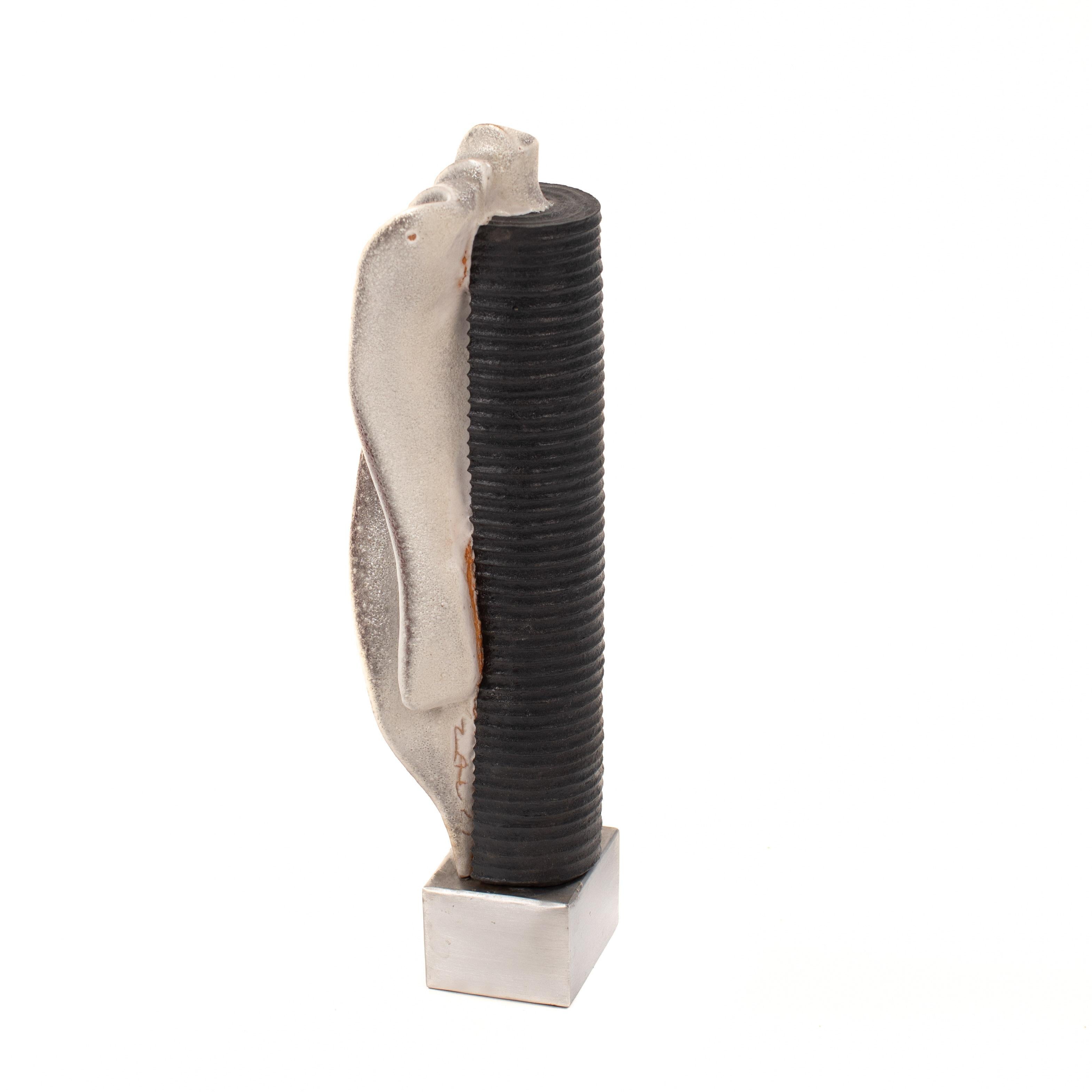 Mid-Century moderno Scultura in gres su base d'acciaio con smaltatura in grigio-bianco-nero, firmata ZAULI in vendita