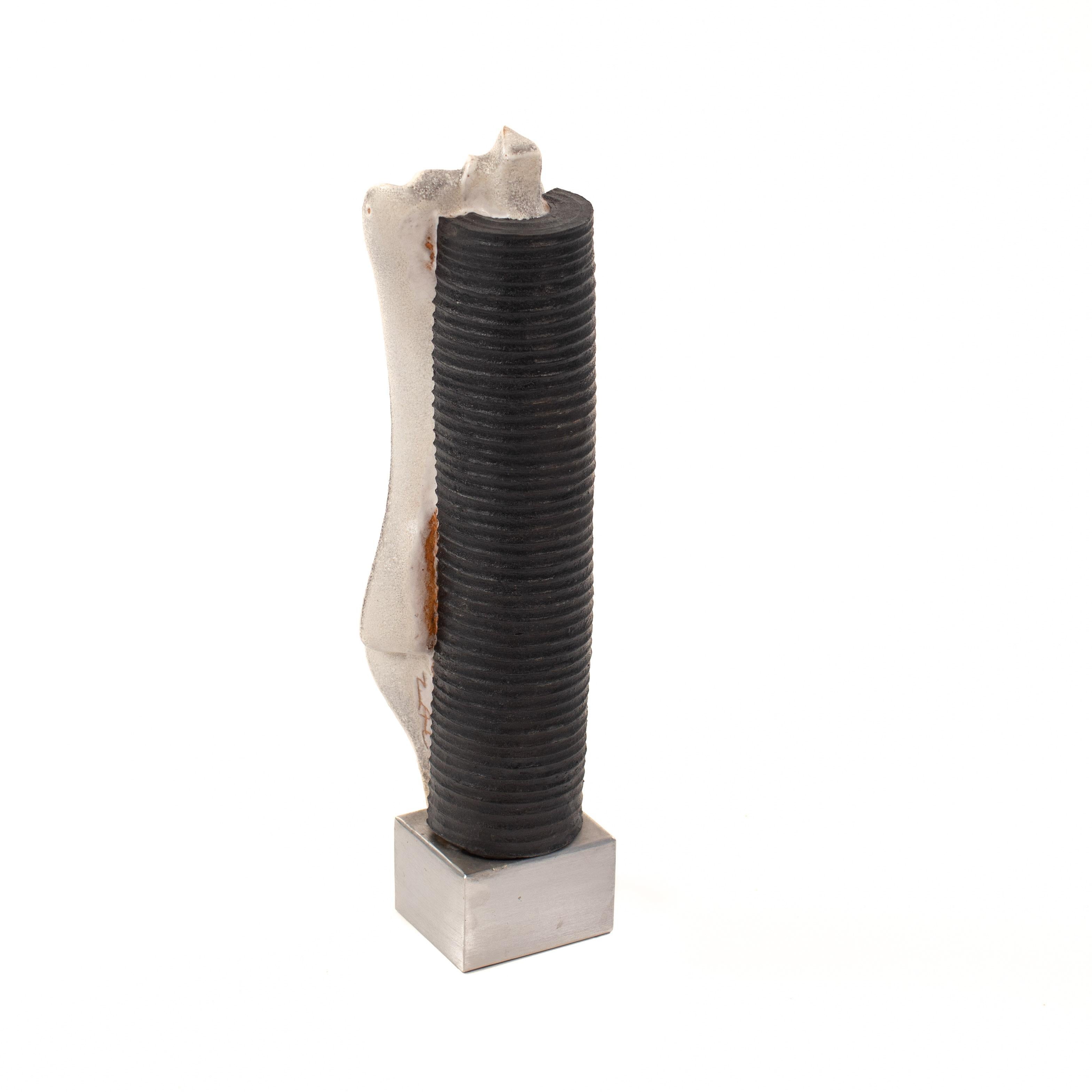 Italiano Scultura in gres su base d'acciaio con smaltatura in grigio-bianco-nero, firmata ZAULI in vendita