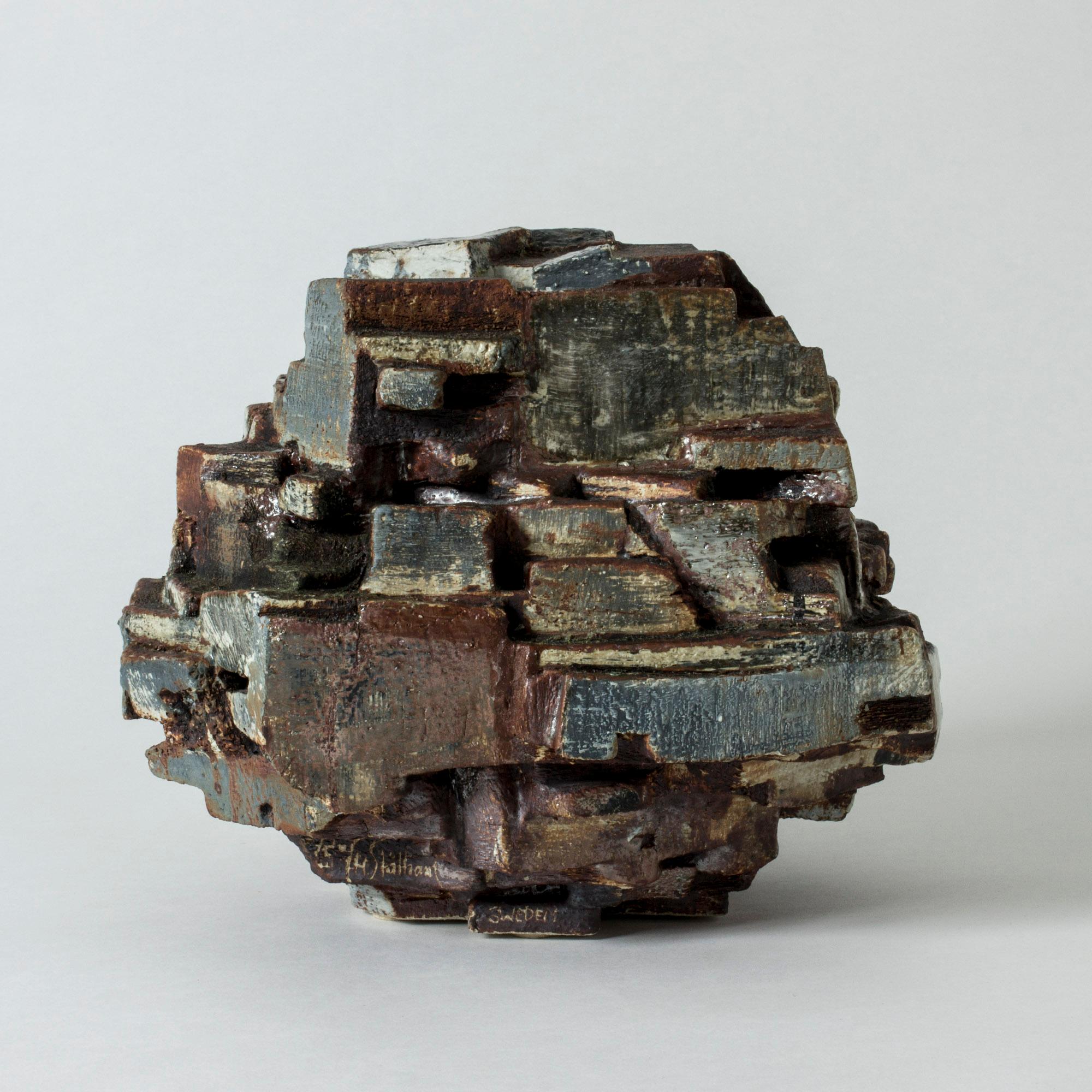 Imposing stoneware sculpture by Carl-Harry Stålhane, named “Borgen”, meaning “The Castle”, with a powerful and dense expression. Alternating glazed and unglazed areas, rough surfaces and earthy colors. Associations to bark, rock, iron and frozen