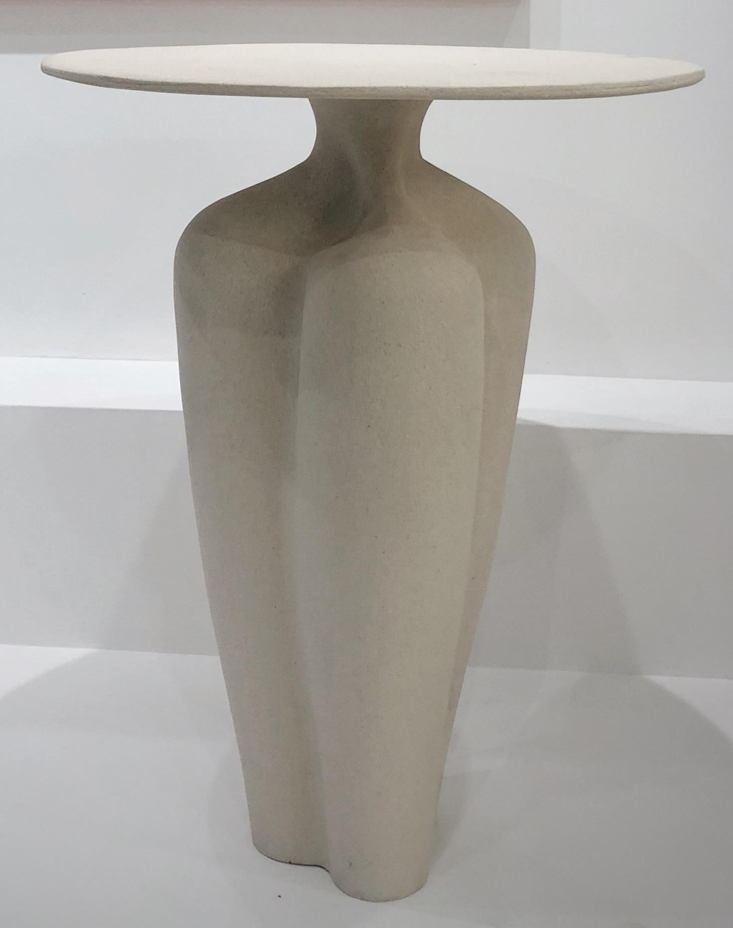 Steingut-Beistelltisch 2 von Sophie Vaidie
Einzigartig.
Abmessungen: Ø 44 x H 62 cm. 
MATERIALIEN: Beigefarbenes Steingut mit beiger Glasur.

Am Anfang stand das Bedürfnis, mit den Händen, dem Tastsinn, den Sinnen zu arbeiten. Dann kam der Wunsch