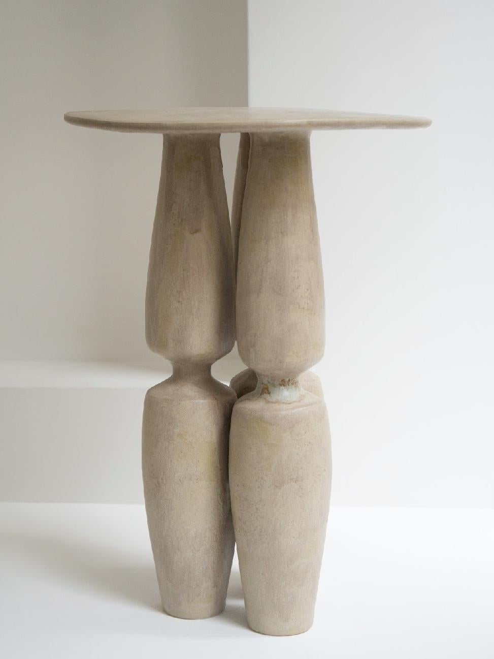 Table d'appoint en grès par Sophie Vaidie
Unique en son genre.
Dimensions : Ø 44 x H 62 cm : Ø 44 x H 62 cm. 
MATERIAL : Grès beige avec glaçure beige.

Au début, il y avait un besoin de faire, avec les mains, le toucher, les sens. Puis est venue
