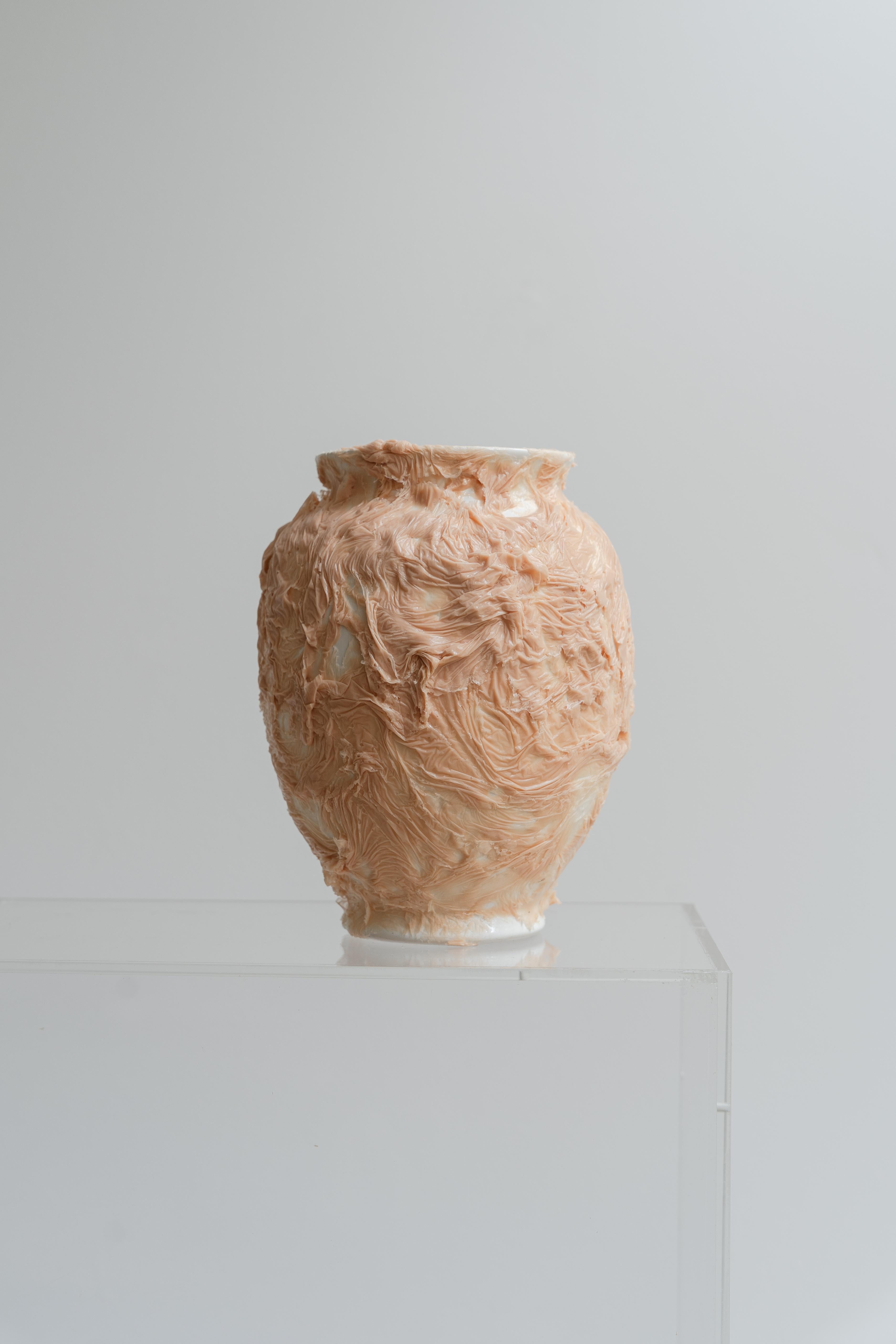 Gres, Silicona Medio Arrugado por Daniel Elkayam
Dimensiones: P 14 x An 14 x Al 20 cm 
Materiales: Gres, Silicona.


Diseñador artístico y fotógrafo nacido en Jerusalén y residente en Tel Aviv. Trabaja en el campo de la decoración sostenible del
