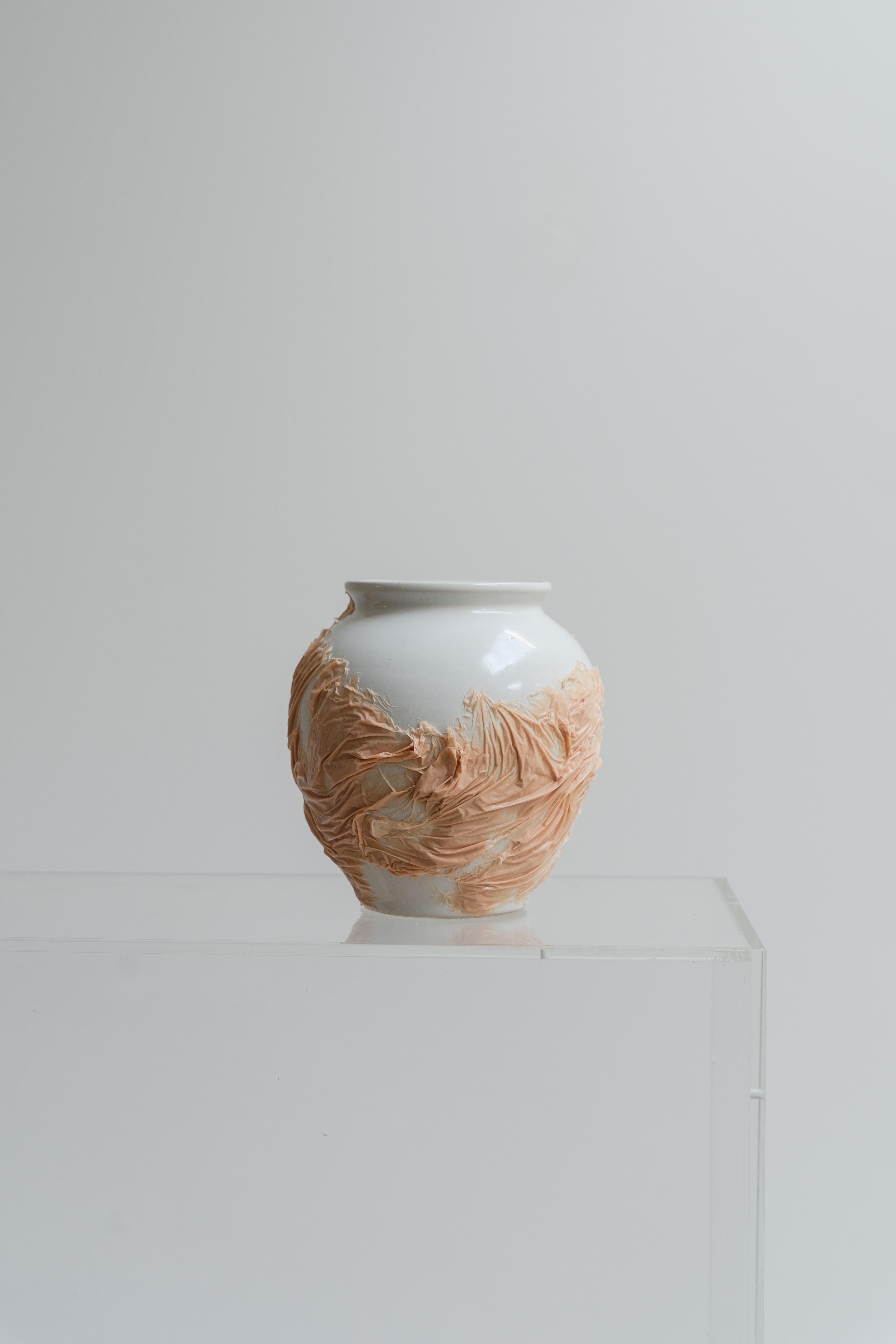 Gres, Silicona Pequeña Arrugada de Daniel Elkayam
Dimensiones: P 12 x An 12 x Al 14 cm 
Materiales: Gres, Silicona.


Diseñador artístico y fotógrafo nacido en Jerusalén y residente en Tel Aviv. Trabaja en el campo de la decoración sostenible del