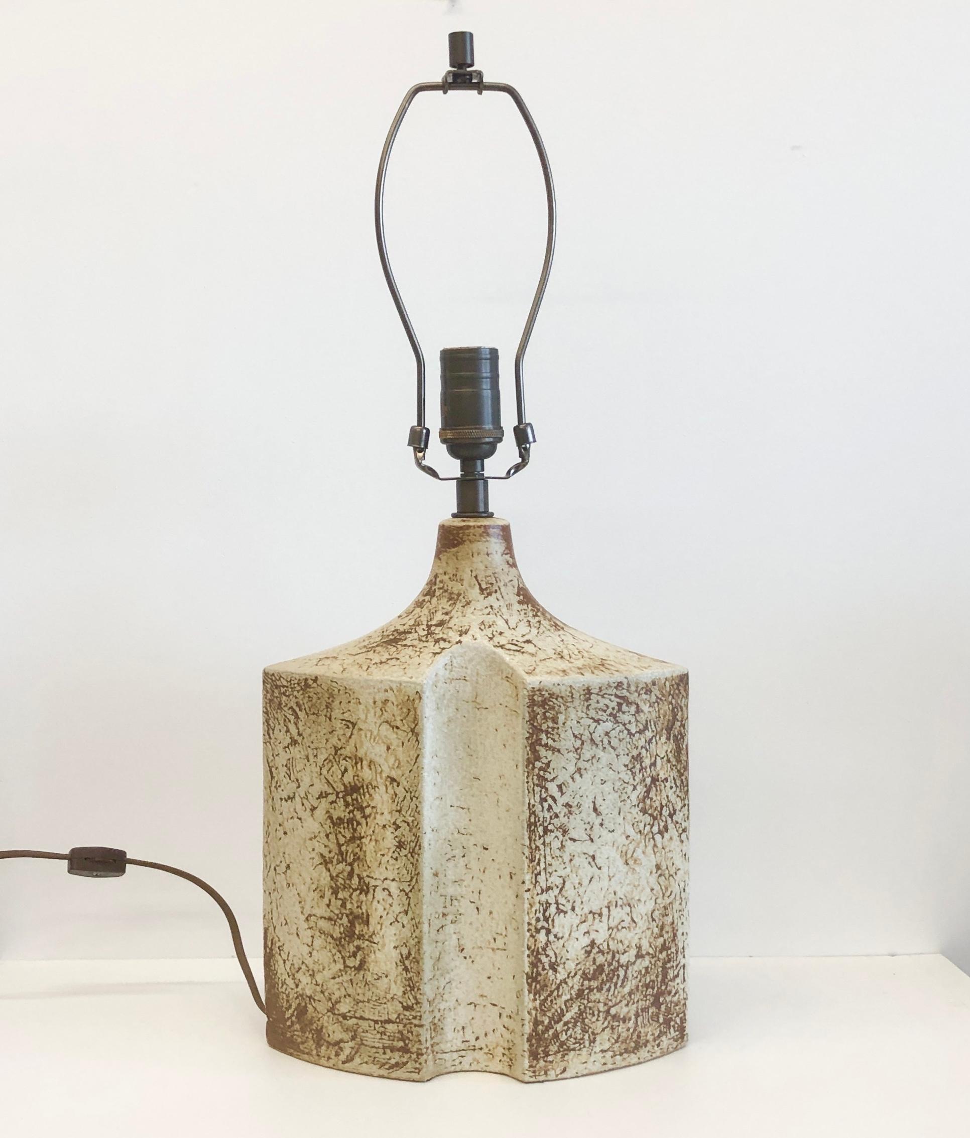  Lampe de table en grès conçue par Haico Nitzsche pour Søholm Pottery, Bornholm, Danemark. Circa 1970th. Nouvellement recâblé.
Dimensions : hauteur de la base en céramique 12.5
