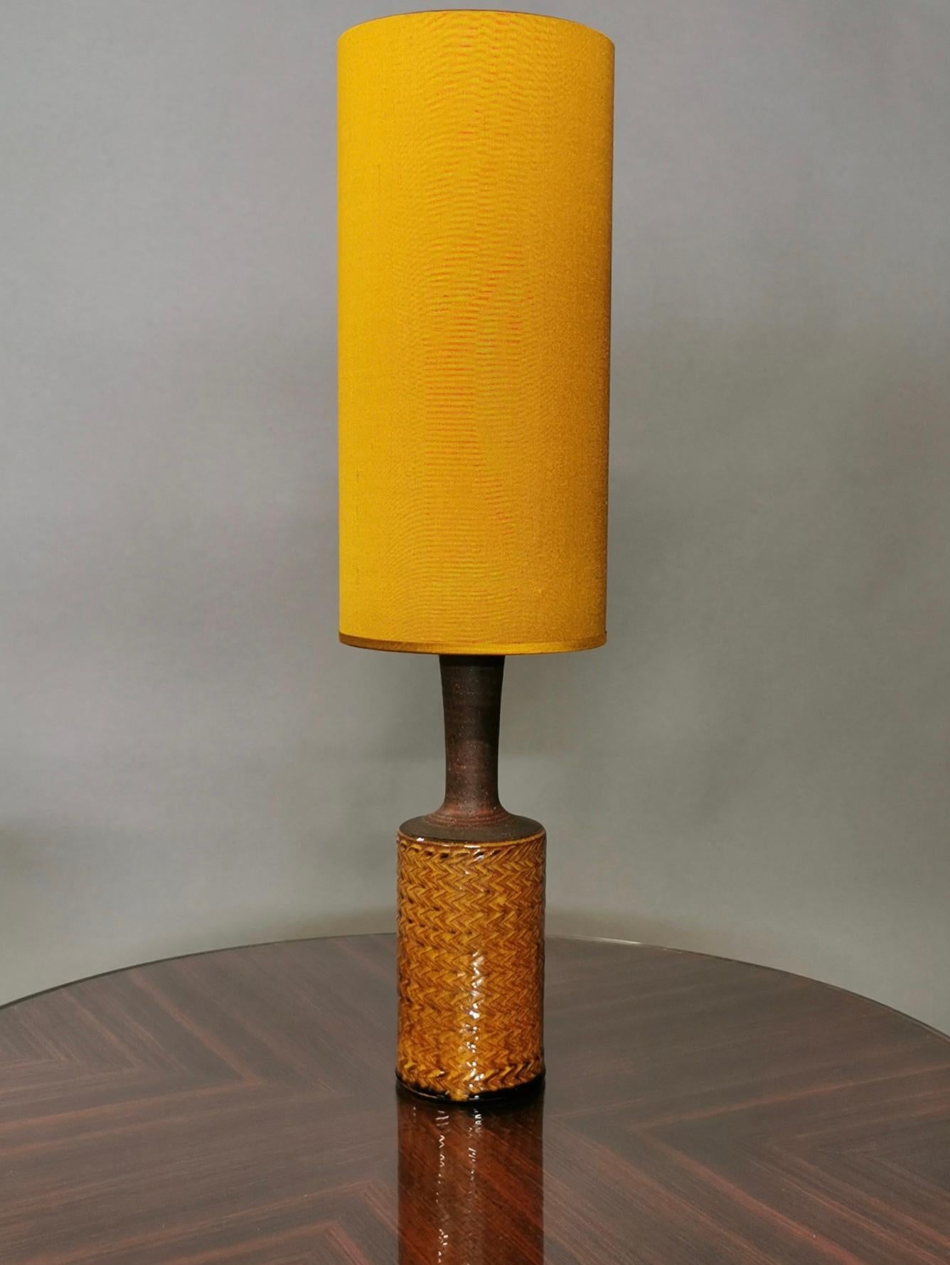 A glazed stoneware table lamp, design by Nils Kähler for HAK Kähler, Denmark 1960s.
Saffron glazed, and a new handmade Saffron colored silk shade, new re-wired.
Excellent condition. Signed to the underside.
  