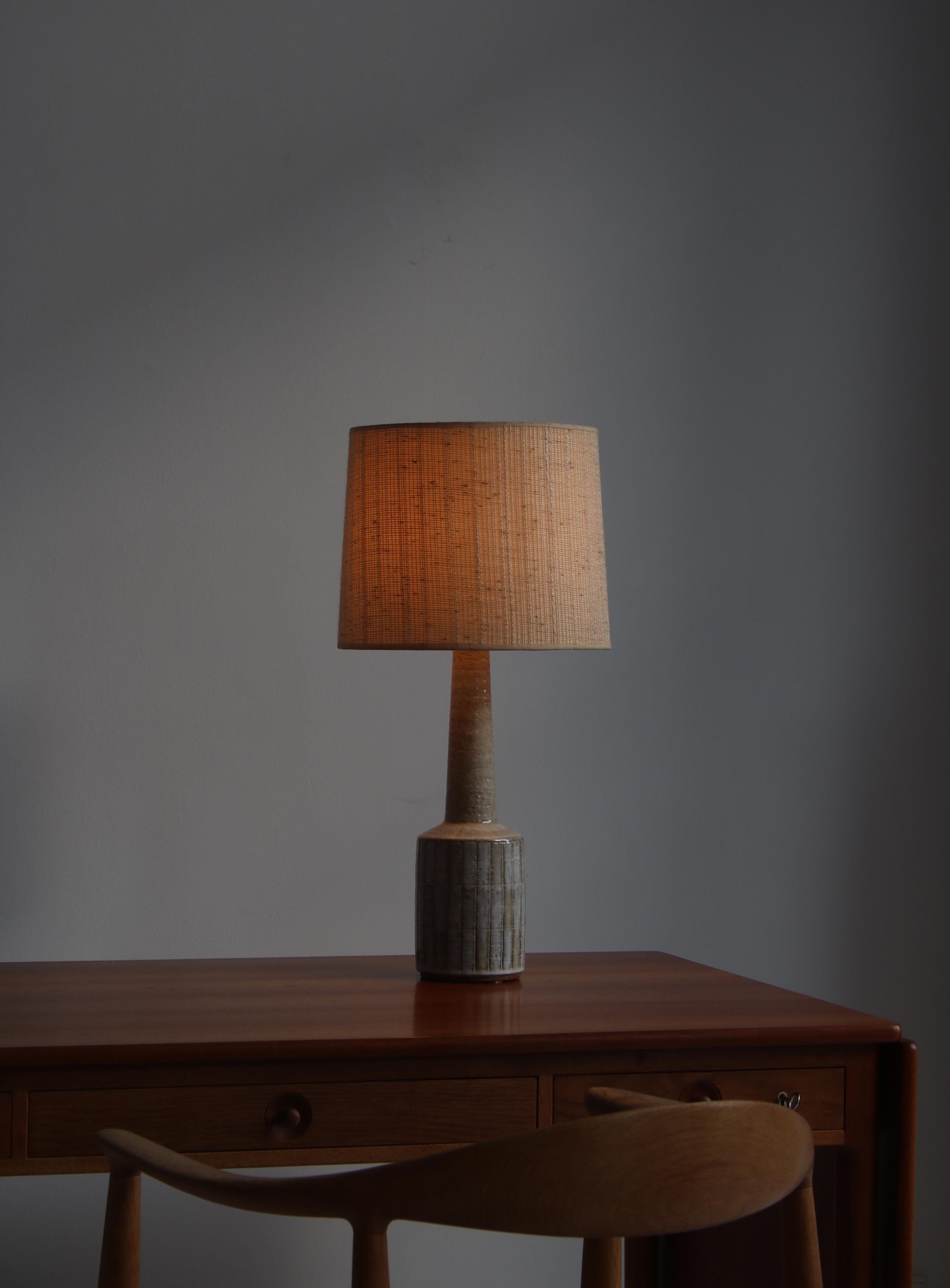 Beautiful large chamotte stoneware table lamp in grey glazing by Per Linneman-Schmidt for Palshus, Denmark. Made in the 1960s. Marked underneath by maker.
Shown with both the original linen shade and a new flax linen shade.

Original shade:
