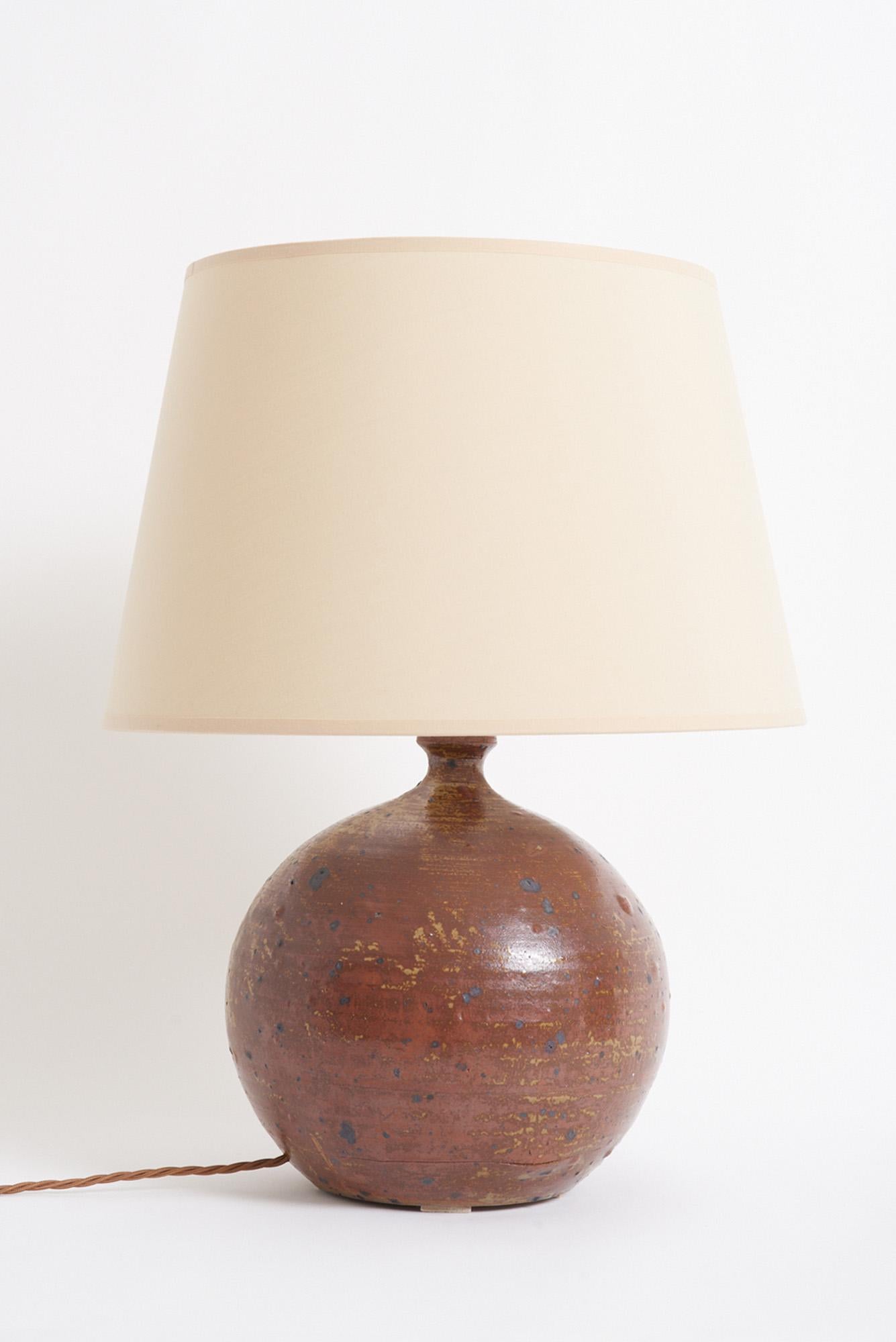 A turned stoneware table lamp.
France, 1960s
With the shade: 54 cm high by 40 cm diameter
Lamp base only: 35 cm high by 25 cm diameter