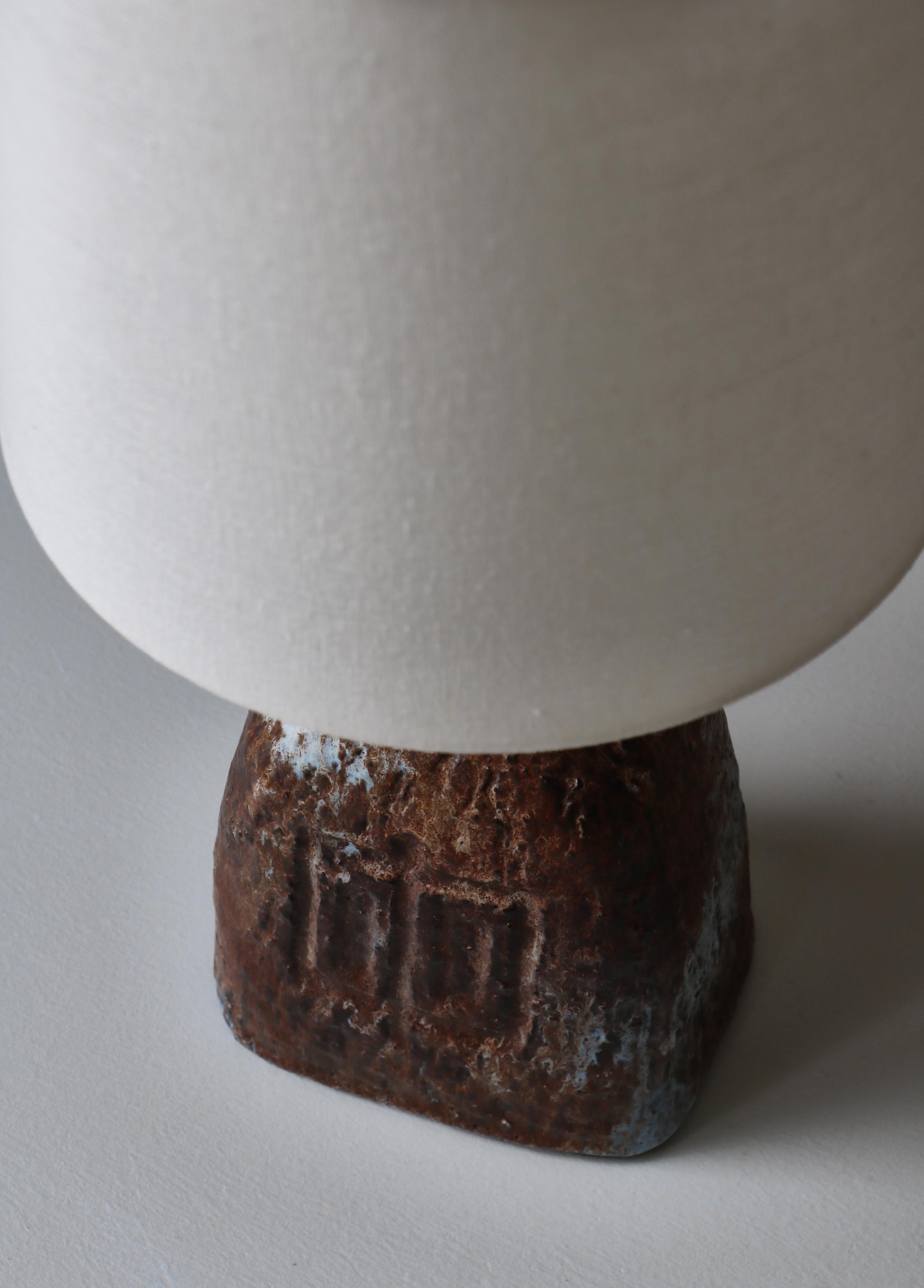 Lampe de table en grès fabriquée à la main par 
