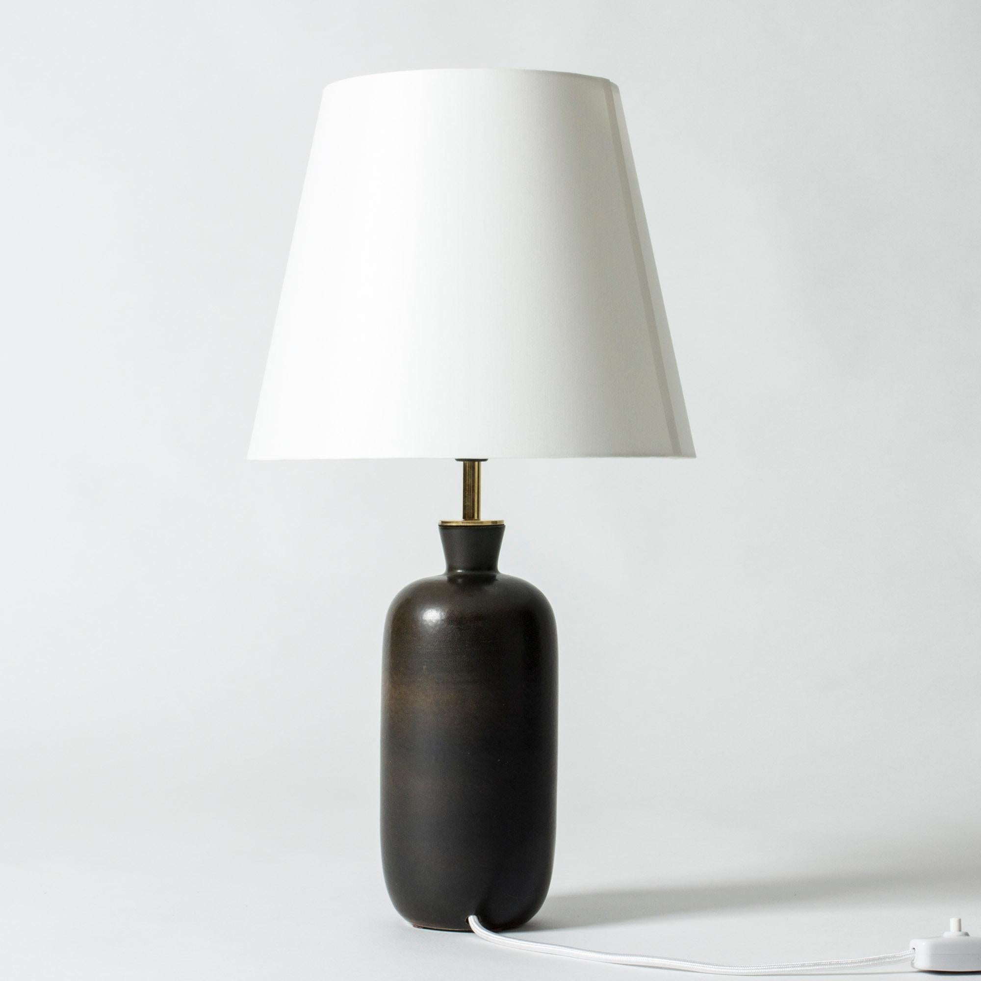 Élégante lampe de table de Carl-Harry Stålhane, avec une base en grès de forme lisse et stricte. Glacé brun foncé avec de belles nuances subtiles.