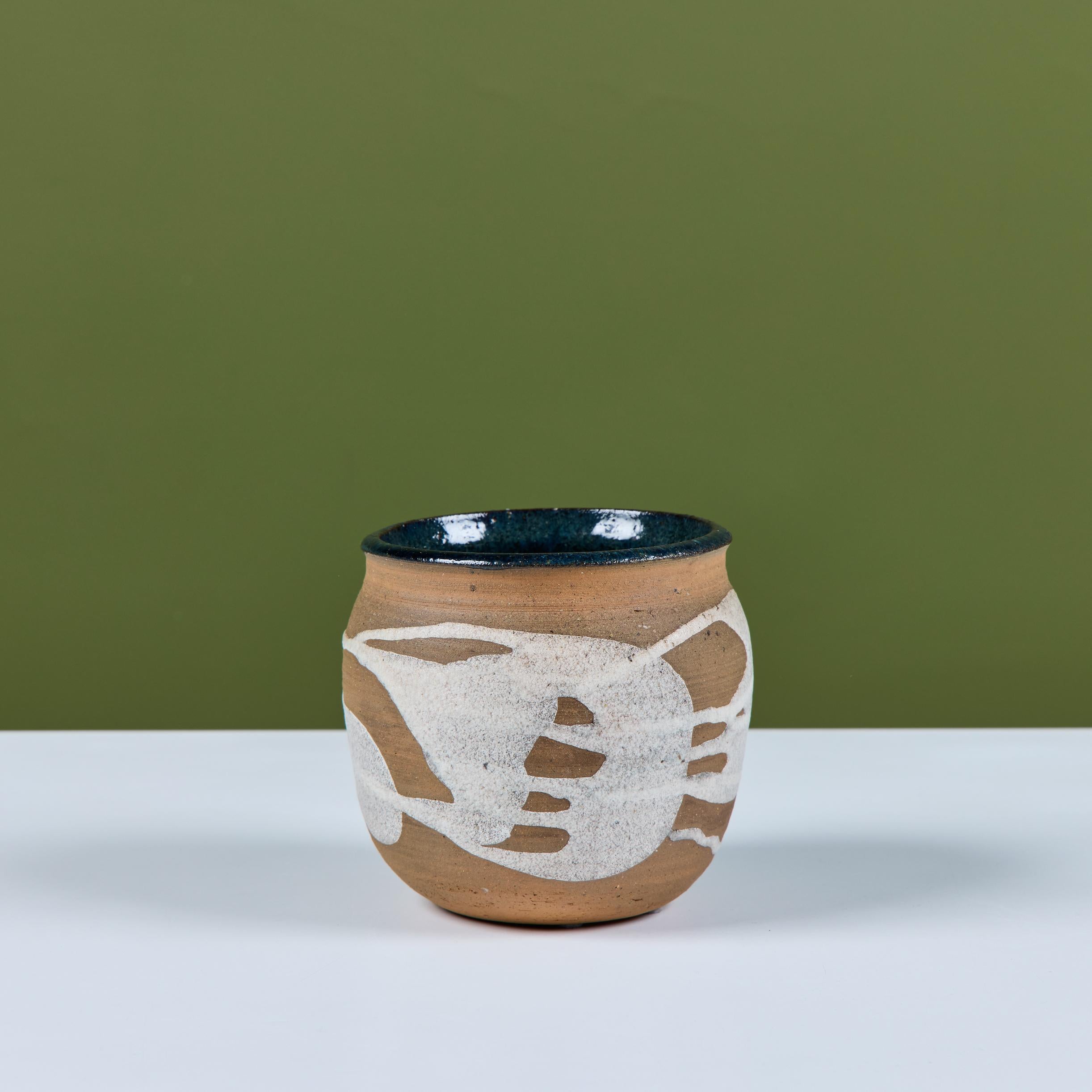 20ième siècle Jardinière de table en grès à glaçure blanche en vente