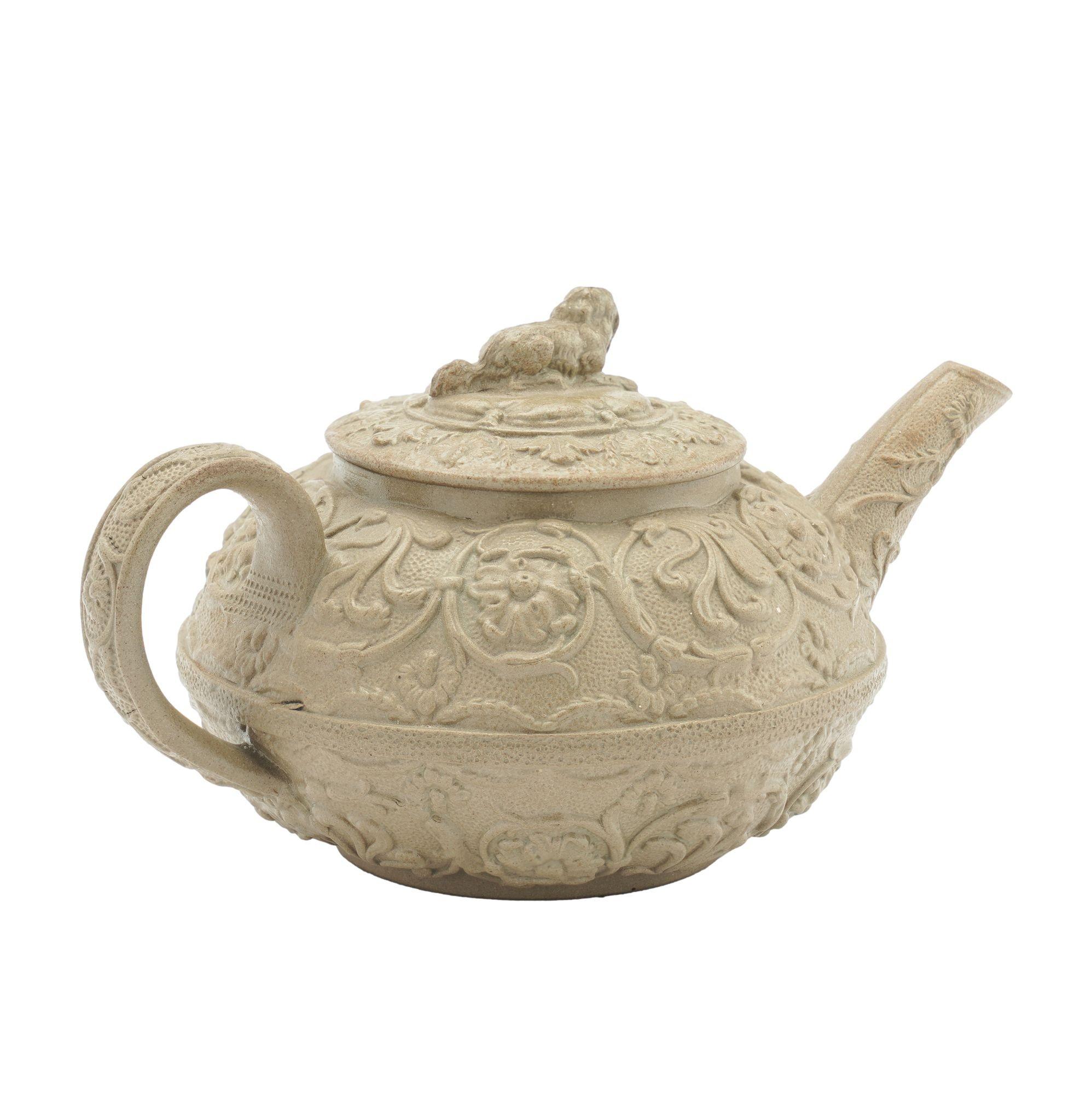 Stoneware tea pot with spaniel lid finial by Wedgwood, c. 1829 In Good Condition For Sale In Kenilworth, IL