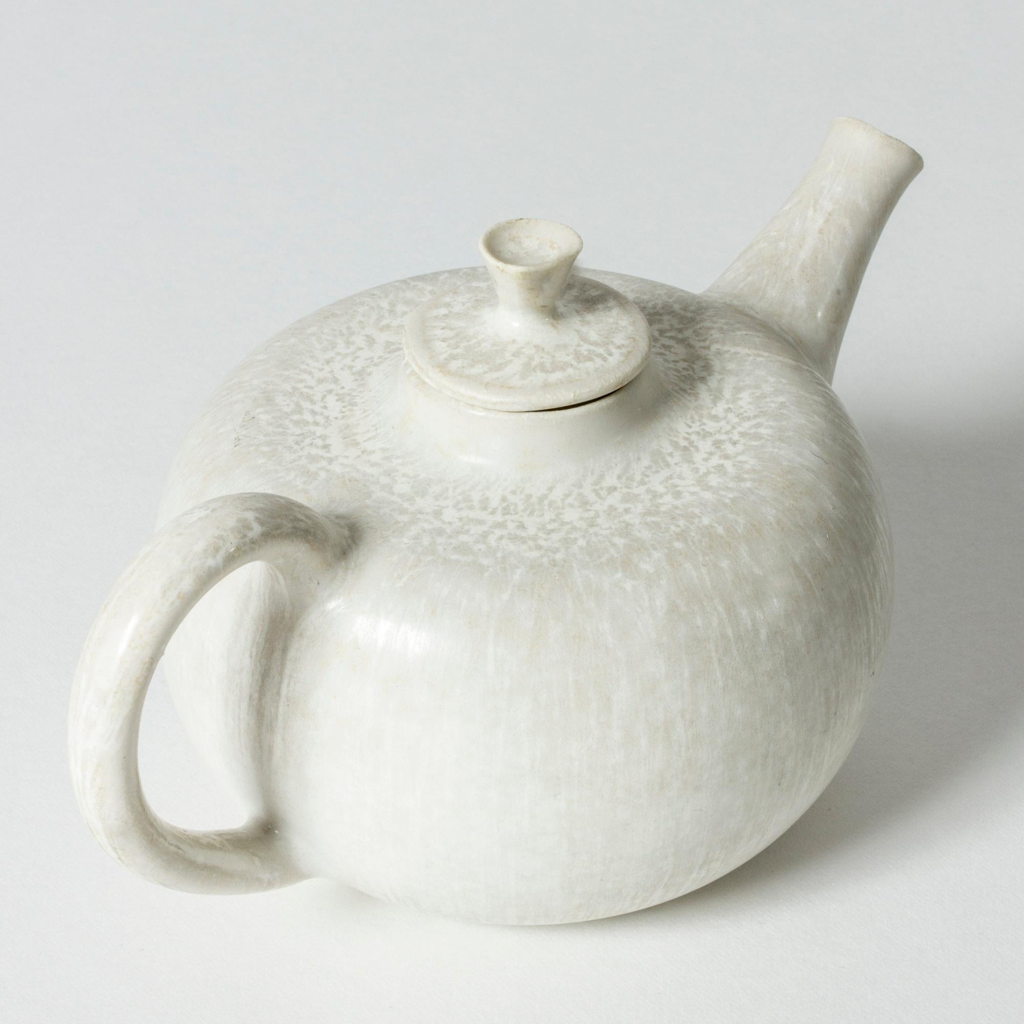 Lovely stoneware teapot by Carl-Harry Stålhane, in a sleek modernist design. Small in size. Eggshell glaze with “Mimosa” flecks.