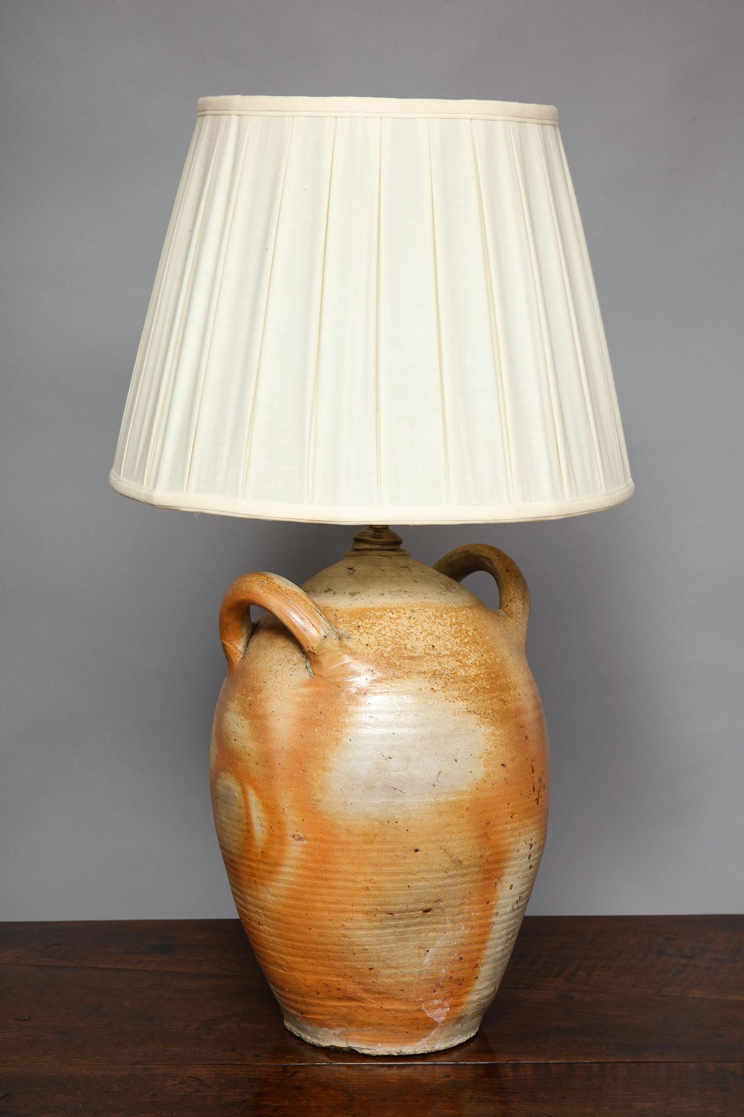 Guter Steingutkrug mit zwei Henkeln aus dem 19. Jahrhundert, jetzt als Lampe, mit ungewöhnlich rostfarbener und grauer Keramikoberfläche und ausgezeichneter Form.  Schirm nicht enthalten.