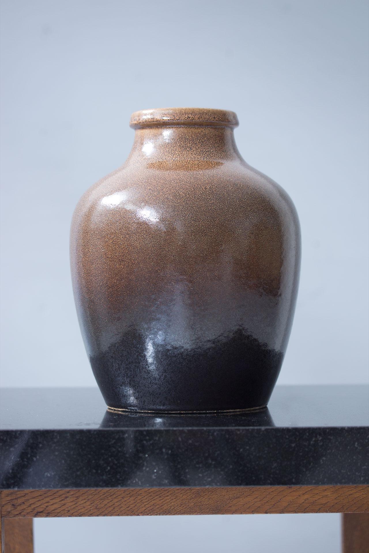 Stoneware urn by Yngve Blixt, produced for Höganäs AB in Sweden during the 1970s.  Made from stoneware with speckled uranium glaze. Signed, incised on the bottom.
 
