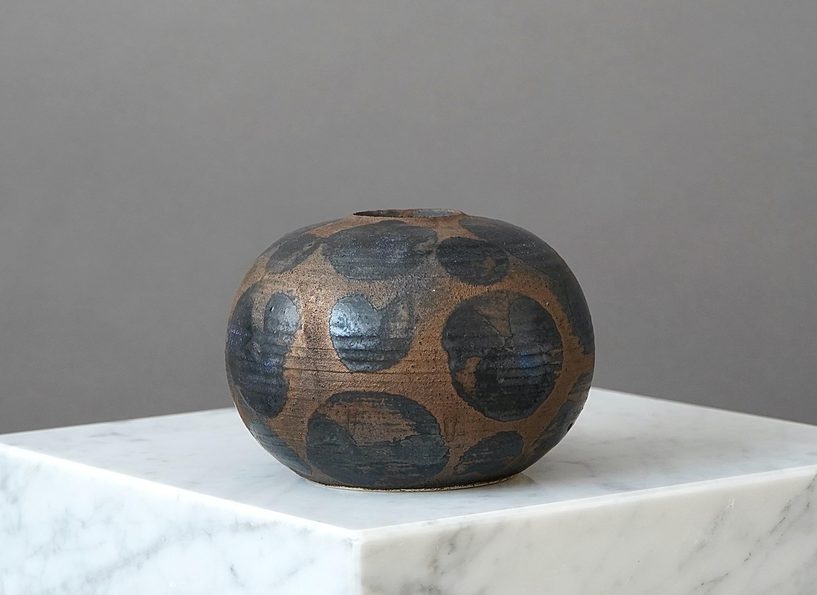 A beautiful and unique stoneware vase with amazing glaze.
Made by Anja Jaatinen-Winqvist for Arabia, Finland, 1960s.

Great condition. 
Incised signature 