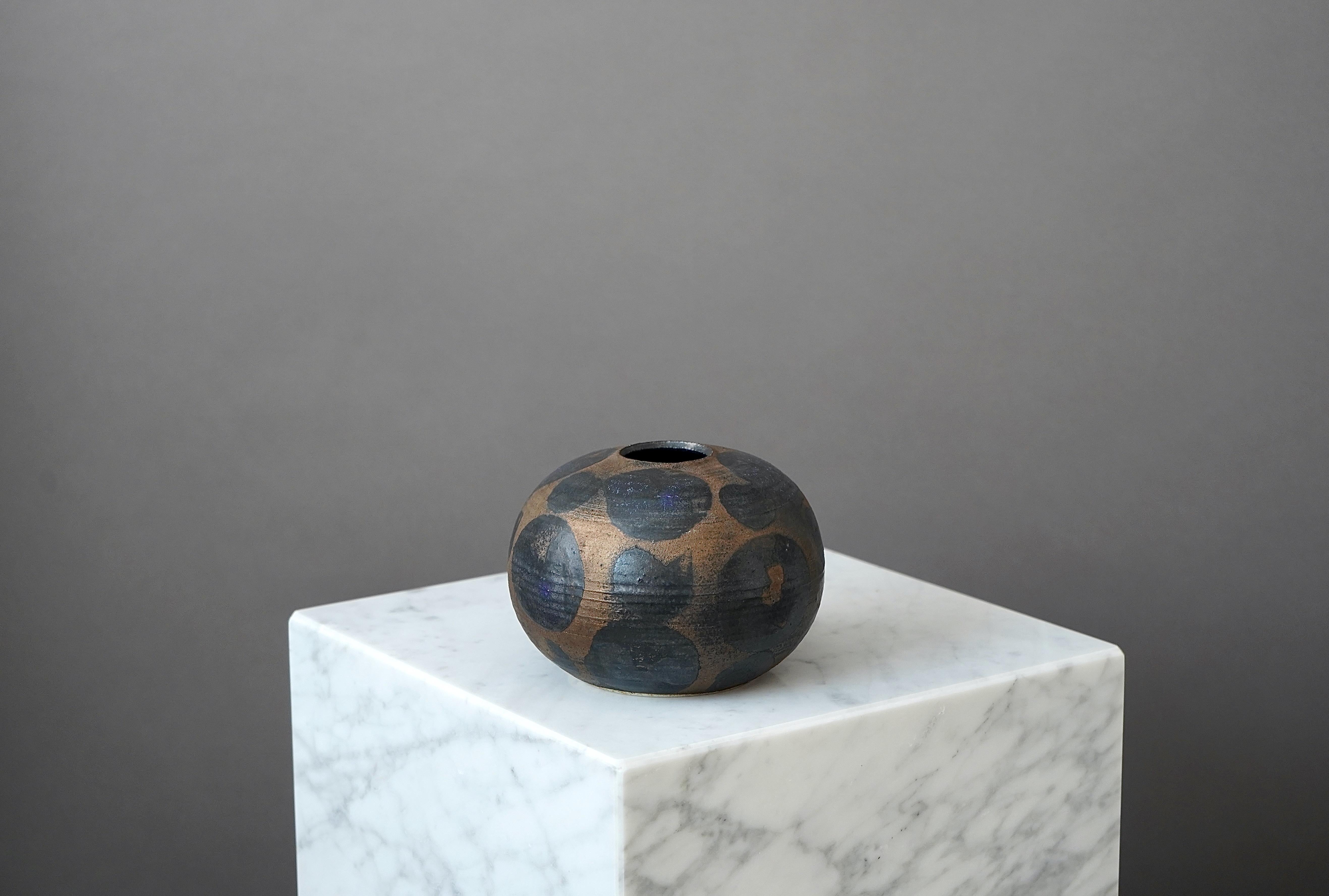 Scandinavian Modern Stoneware Vase by Anja Jaatinen-Winqvist for Arabia, Finland, 1960s. For Sale