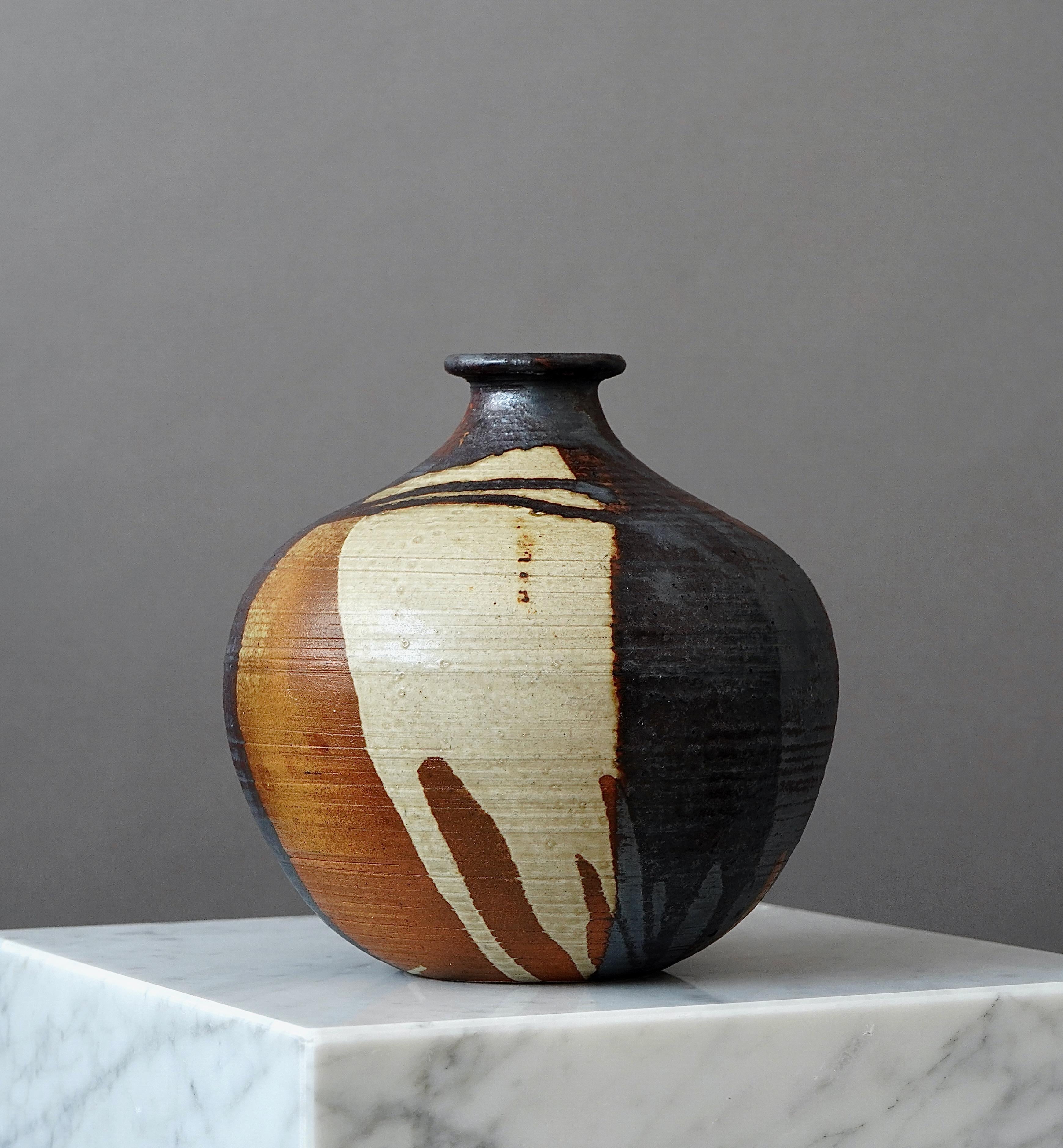 A beautiful stoneware vase with amazing glaze.
Made by Annikki Hovisaari for Arabia, Finland, 1960s

Great condition.
Incised signature 'AH' and 'ARABIA'.

Annikki Hovisaari (1918–2004) was one of Finland’s leading ceramic artists in the 20th
