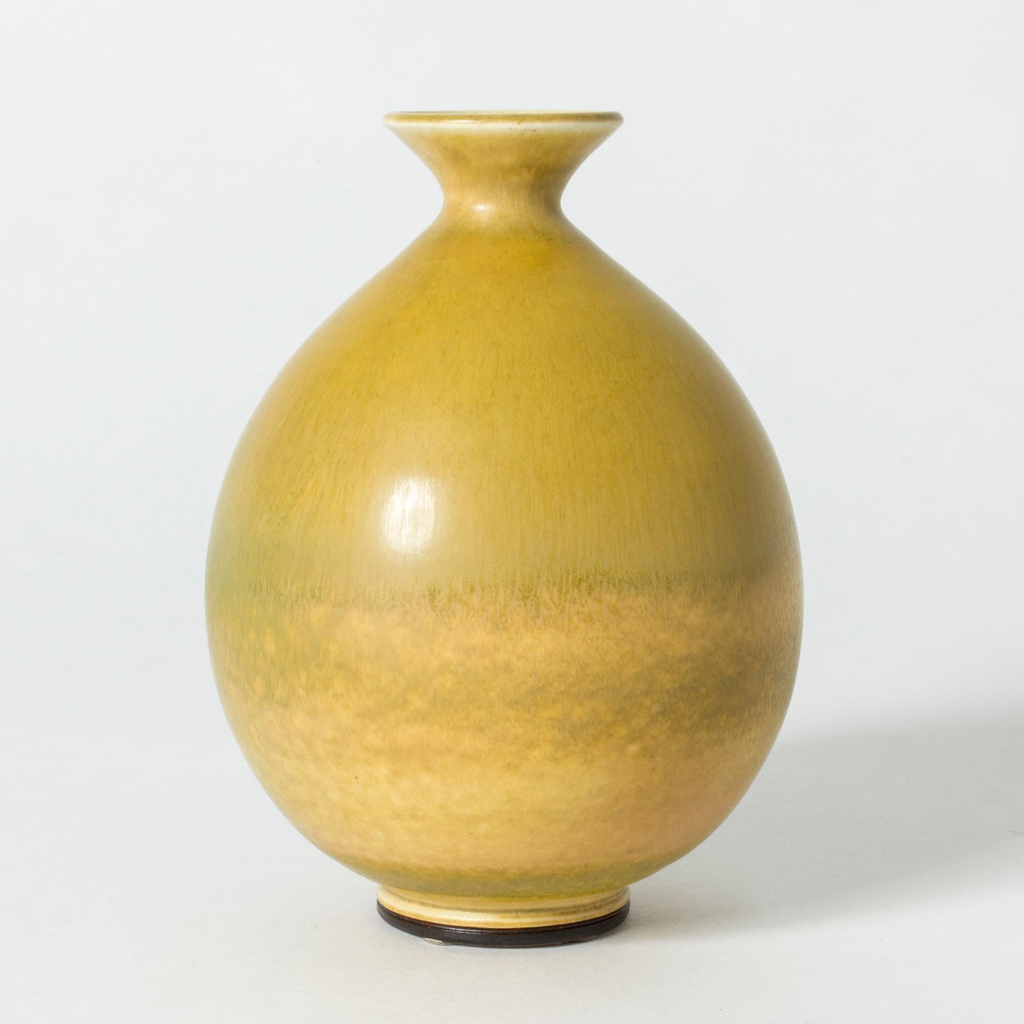 Beautiful stoneware vase by Berndt Friberg, in a bulbous shape. Yellow hare’s fur glaze that blends into green on one of its sides.