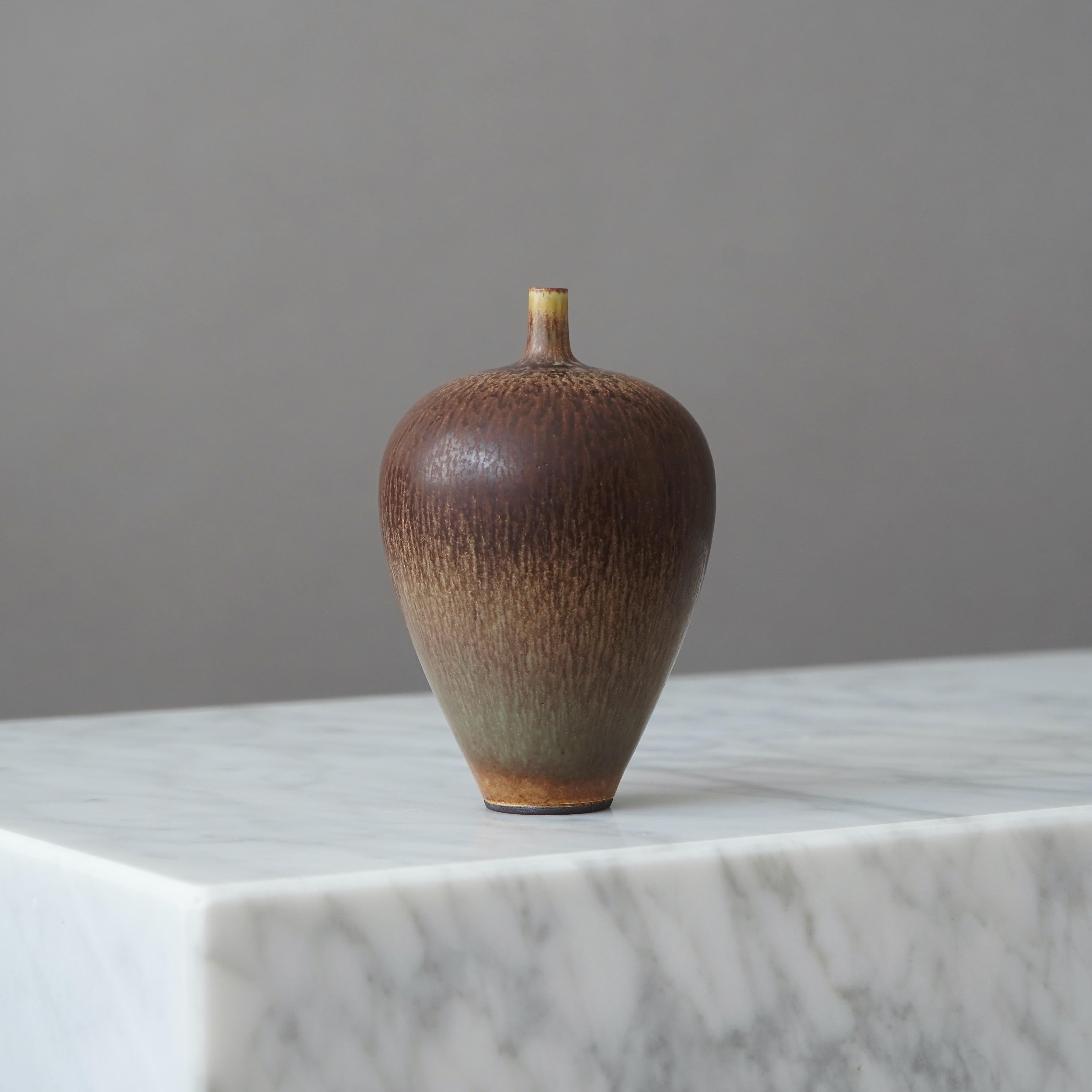 Un bellissimo vaso in gres con un'incredibile smaltatura a pelo di lepre.
Realizzato dal maestro lanciatore Berndt Friberg, nello studio dell'artista a Gustavsberg, in Svezia, negli anni Cinquanta.

Condizioni eccellenti.
Firma incisa 