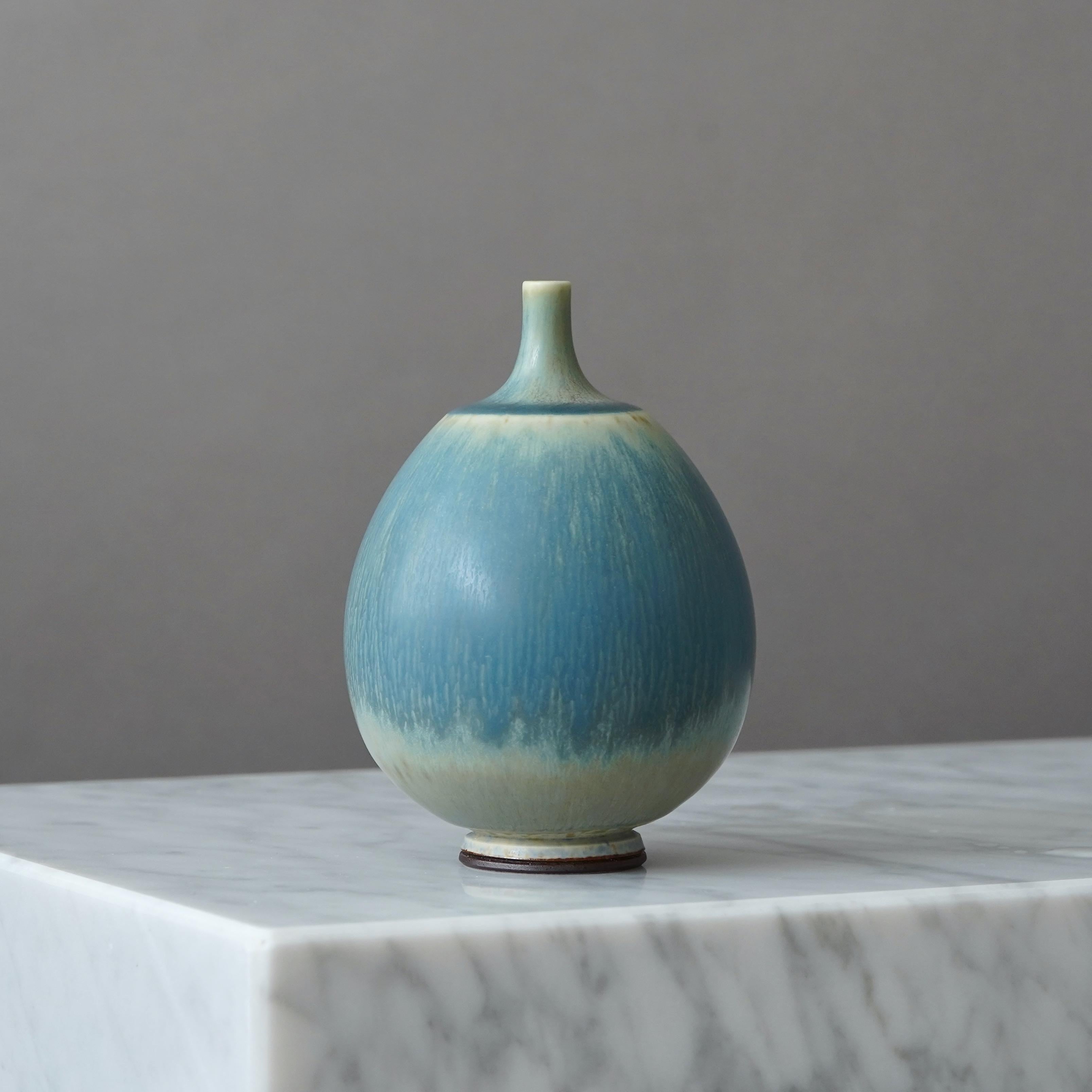 Un bellissimo vaso in gres con un'incredibile smaltatura a pelo di lepre.
Realizzato dal maestro lanciatore Berndt Friberg, nello studio dell'artista a Gustavsberg, Svezia, 1969.

Ottime condizioni. 
Firma incisa 