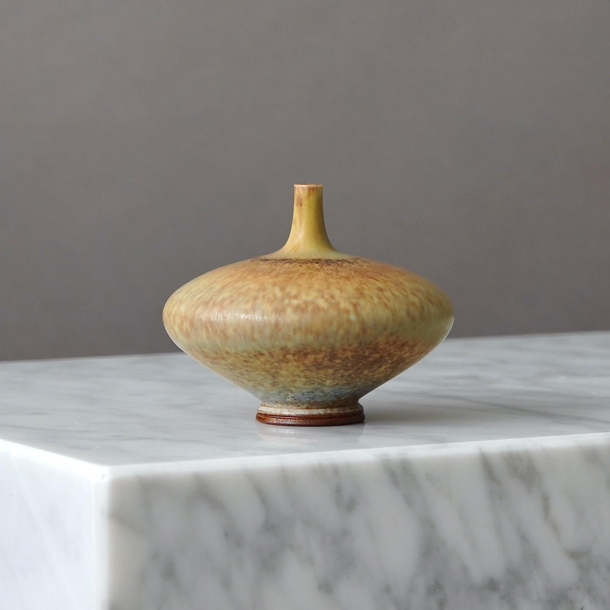 Un bellissimo vaso in gres con un'incredibile smaltatura a pelo di lepre.
Realizzato dal maestro lanciatore Berndt Friberg, nello studio dell'artista a Gustavsberg, Svezia, 1969.

Ottime condizioni. 
Firma incisa 