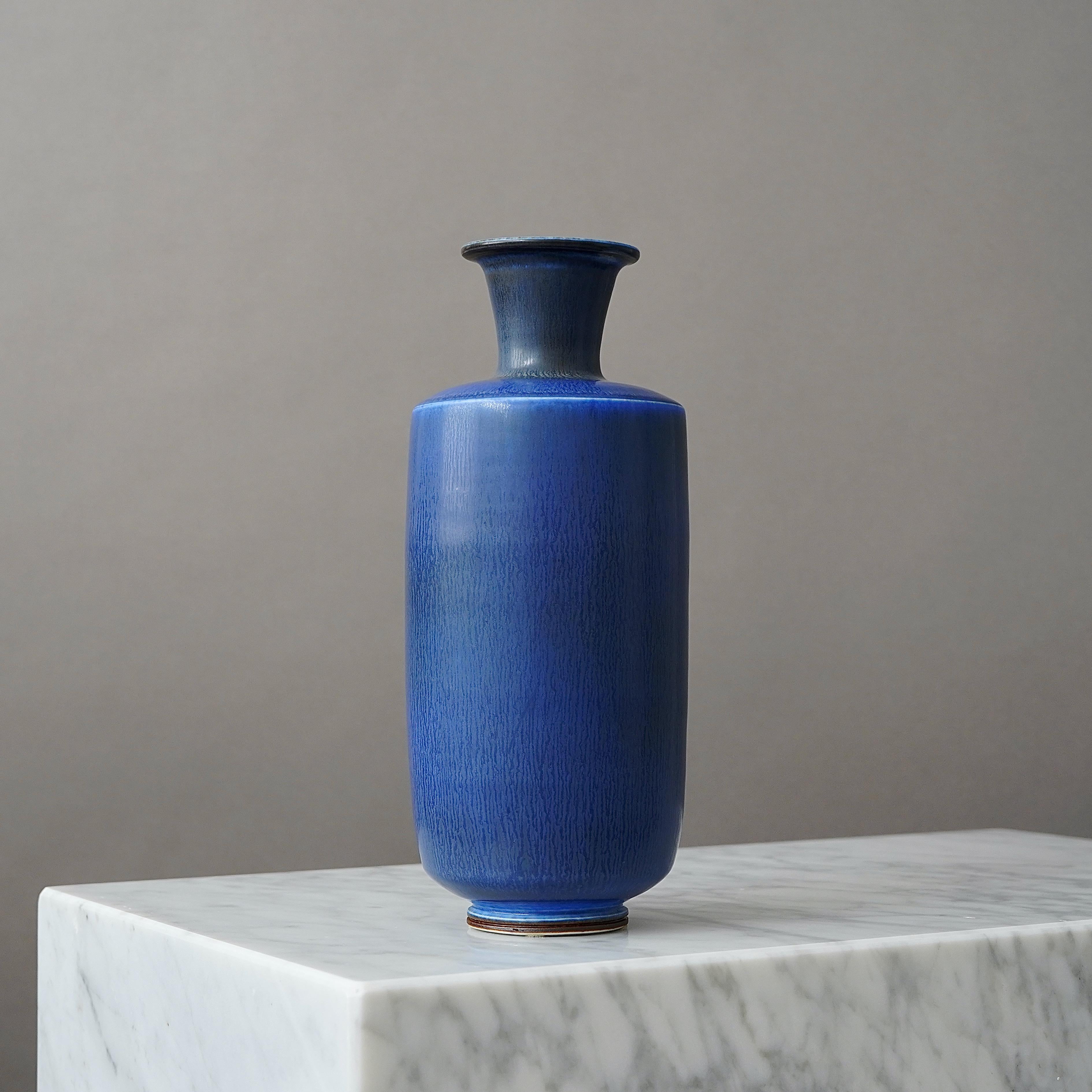 Un bellissimo vaso in gres con un'incredibile smaltatura a pelo di lepre.
Realizzato dal maestro lanciatore Berndt Friberg, nello studio dell'artista a Gustavsberg, Svezia, 1975.

Ottime condizioni. Leggermente obliquo.
Firma incisa 