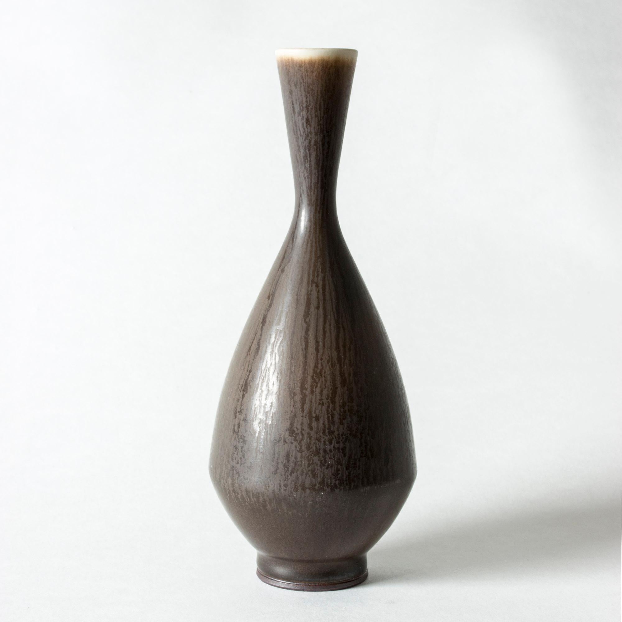 Lovely stoneware vase by Berndt Friberg, in a neat size. Slender neck and mouth with lighter glaze. Beautiful brown hare’s fur glaze with a bit of a grainy look.