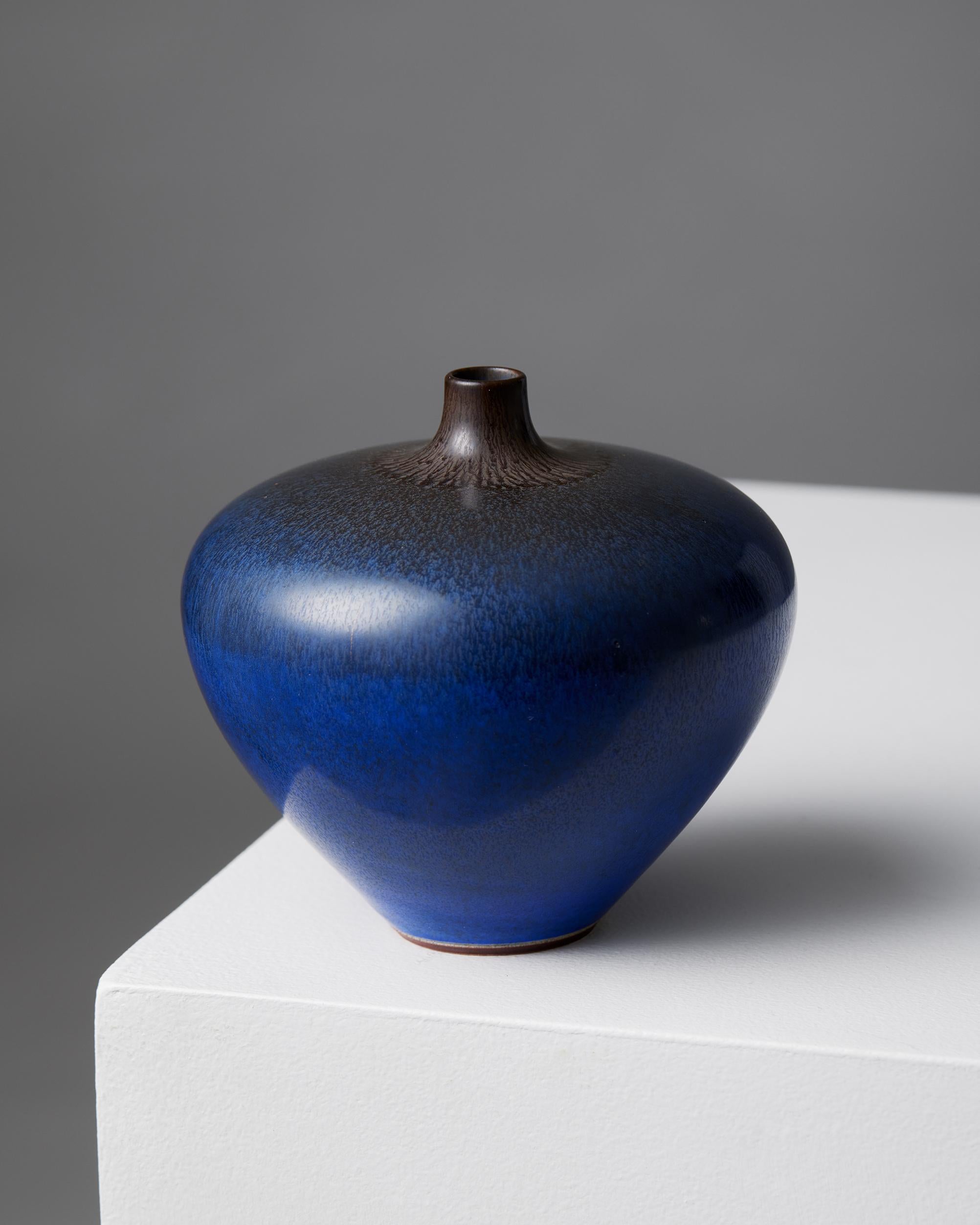 Vase de Berndt Friberg pour Gustavsberg,
Suède, 1954.

Grès.

Signé.

Berndt Friberg est né dans la ville de Townes, dans le sud de la Suède. Il est issu d'une longue lignée de céramistes, dans une région imprégnée de la tradition de la poterie