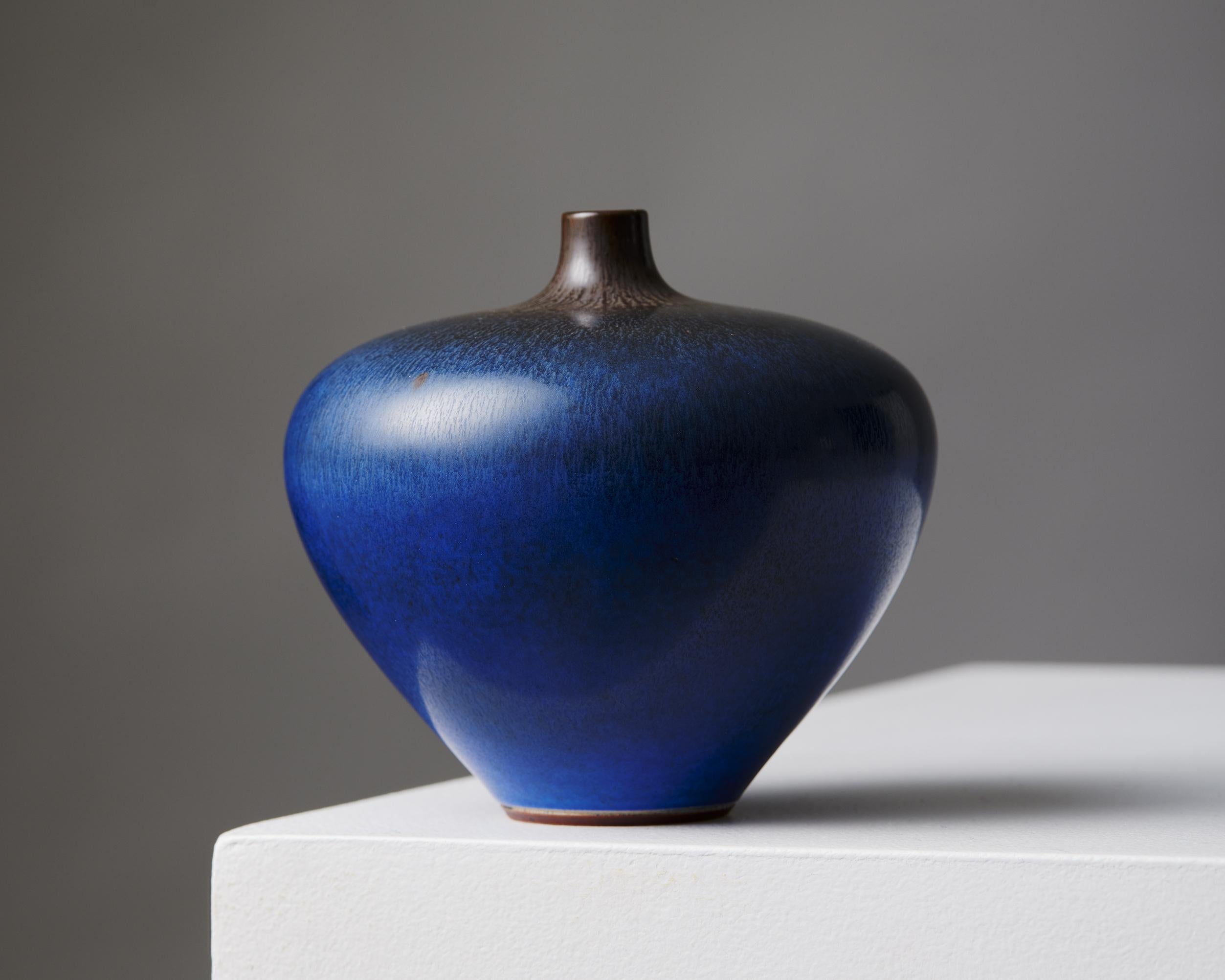 Swedish Stoneware vase by Berndt Friberg for Gustavsberg, Sweden, 1954, Blue, Taupe For Sale