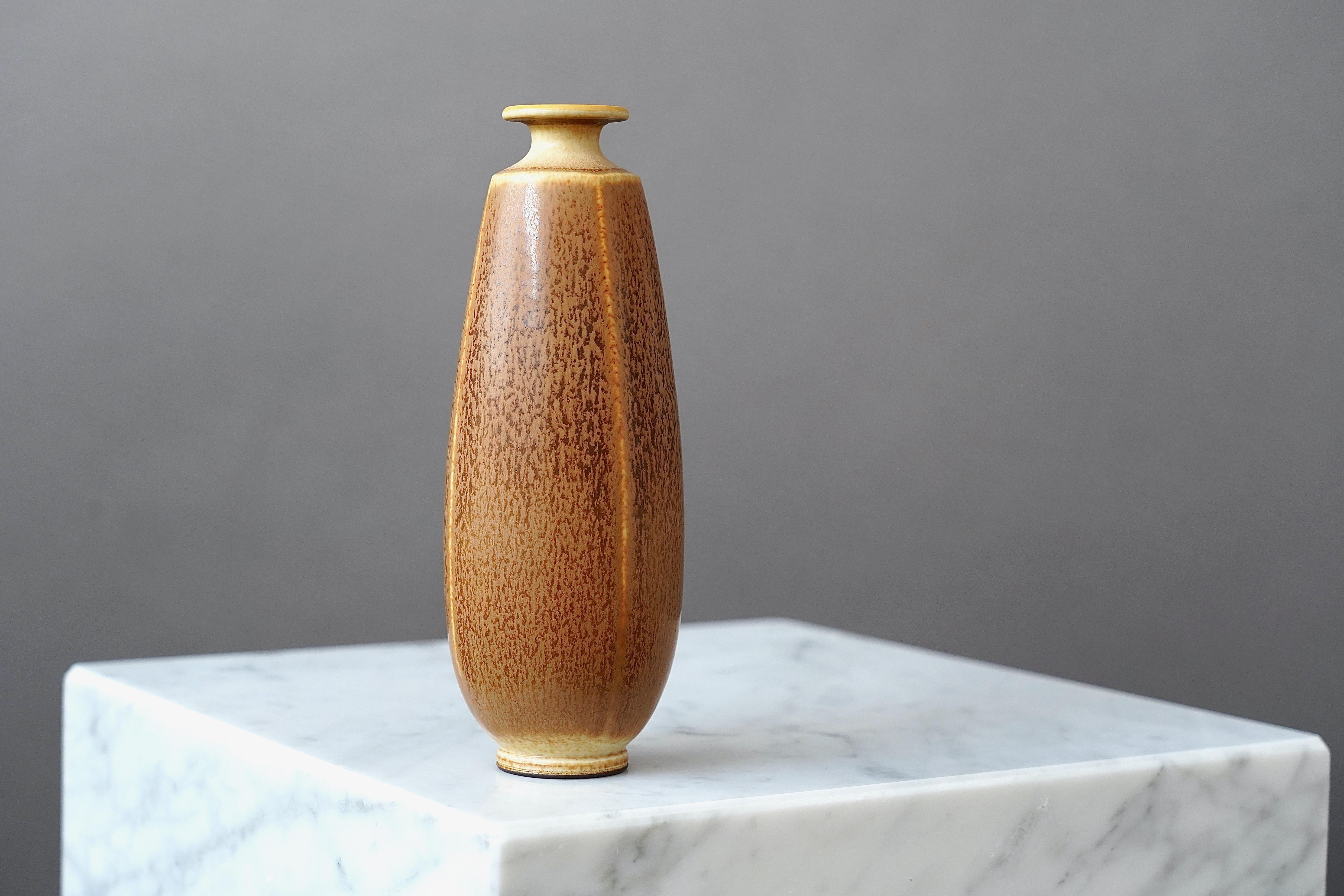 Un magnifique vase en grès avec une glaçure étonnante en forme de fourrure de lièvre. 
Fabriqué par le maître lanceur Berndt Friberg, dans l'atelier de l'artiste à Gustavsberg, en Suède.

Excellent état. Signature incisée 