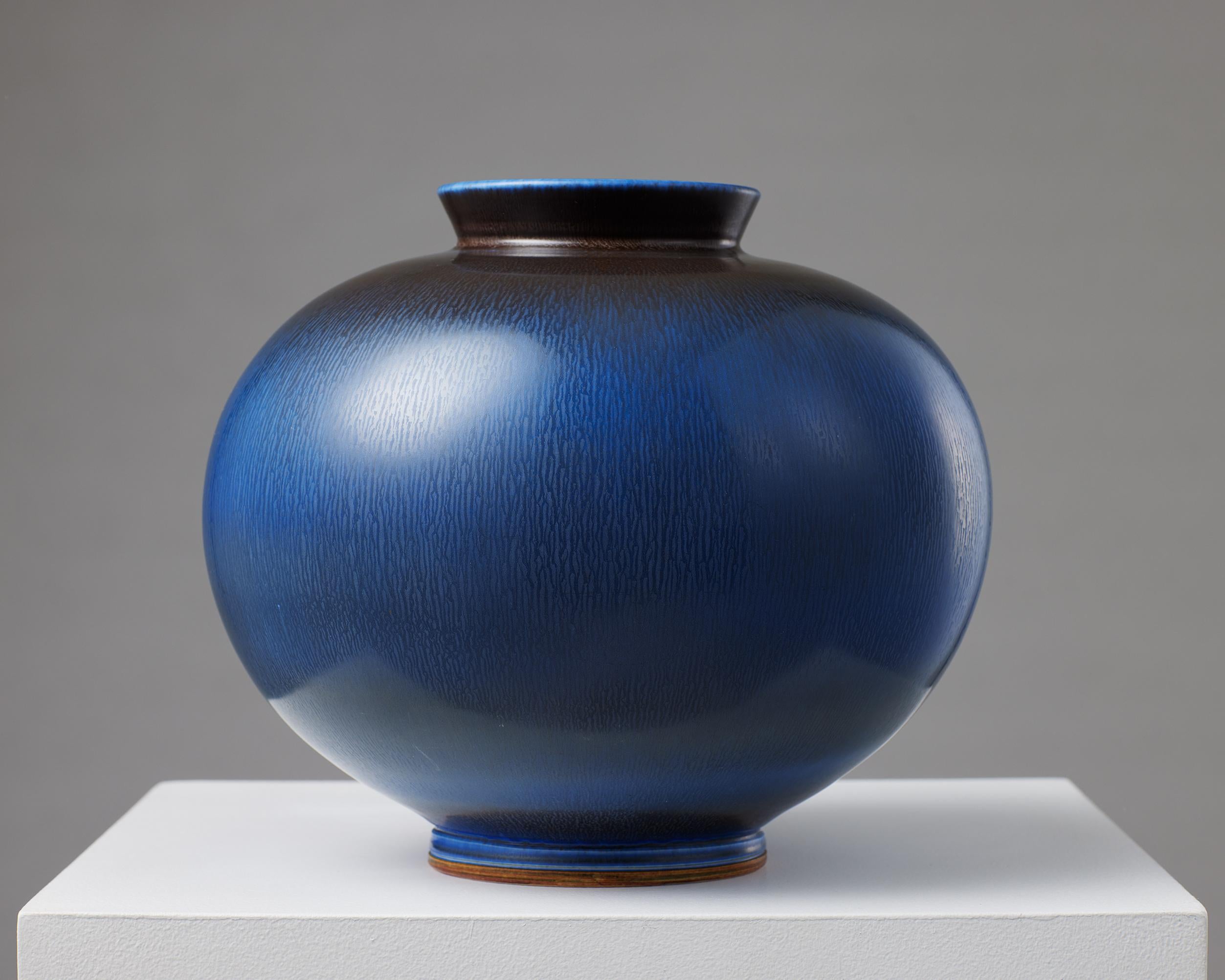 Mid-Century Modern Grand vase en grès de Berndt Friberg pour Gustavsberg, Suède, 1964, bleu foncé en vente