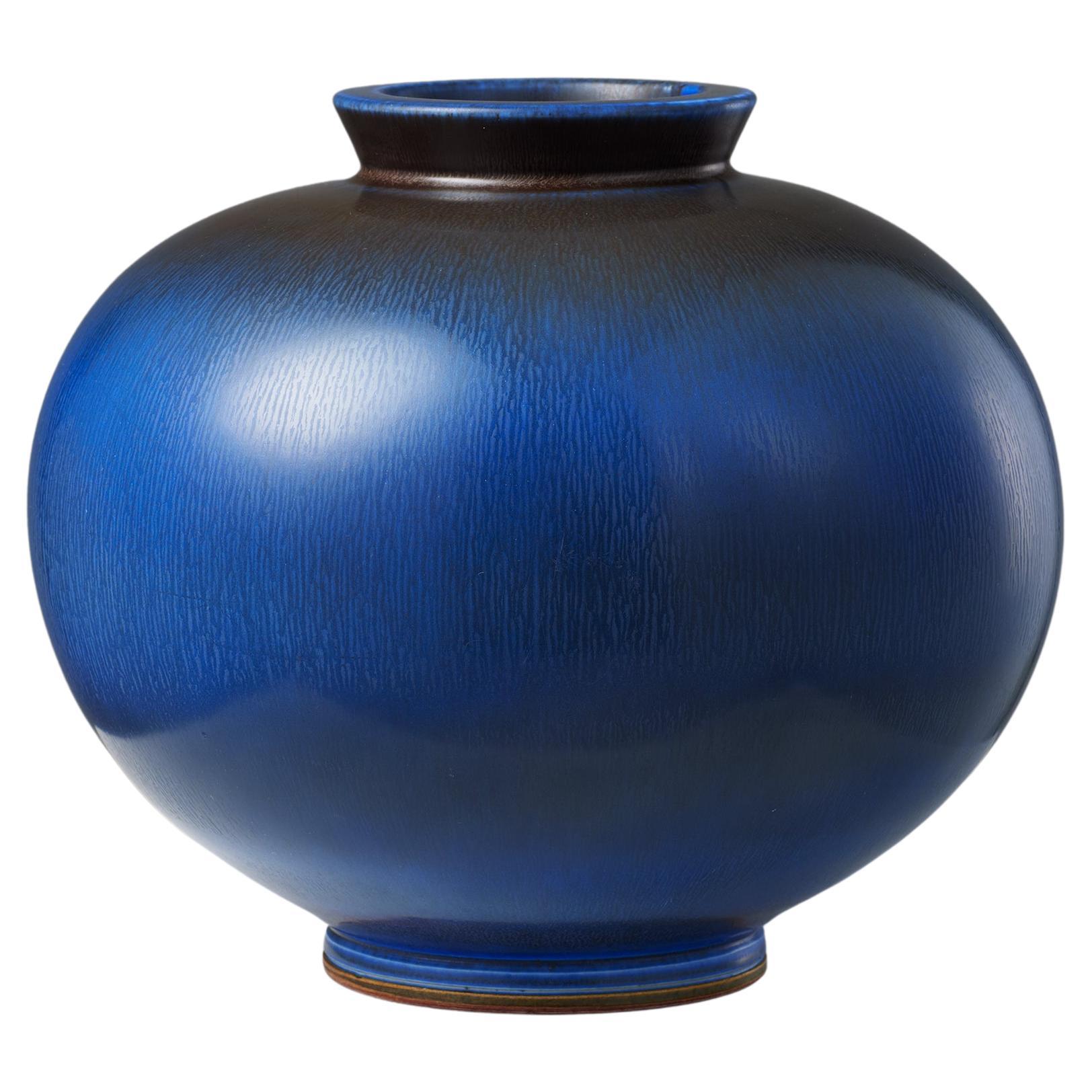 Grand vase en grès de Berndt Friberg pour Gustavsberg, Suède, 1964, bleu foncé en vente