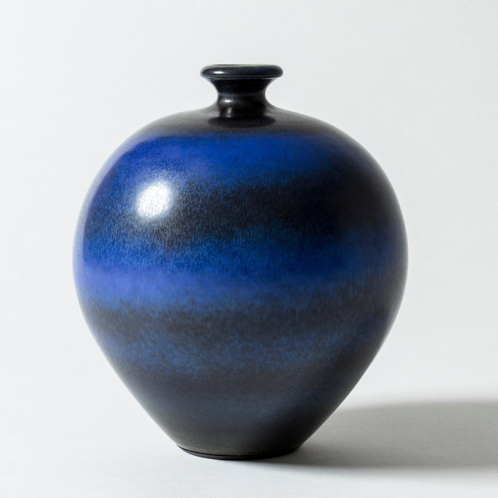 Amazing stoneware vase by Berndt Friberg, in a plump smooth form. Vibrant blue hare’s fur glaze with darker blue nuances. Deep ocean expression.