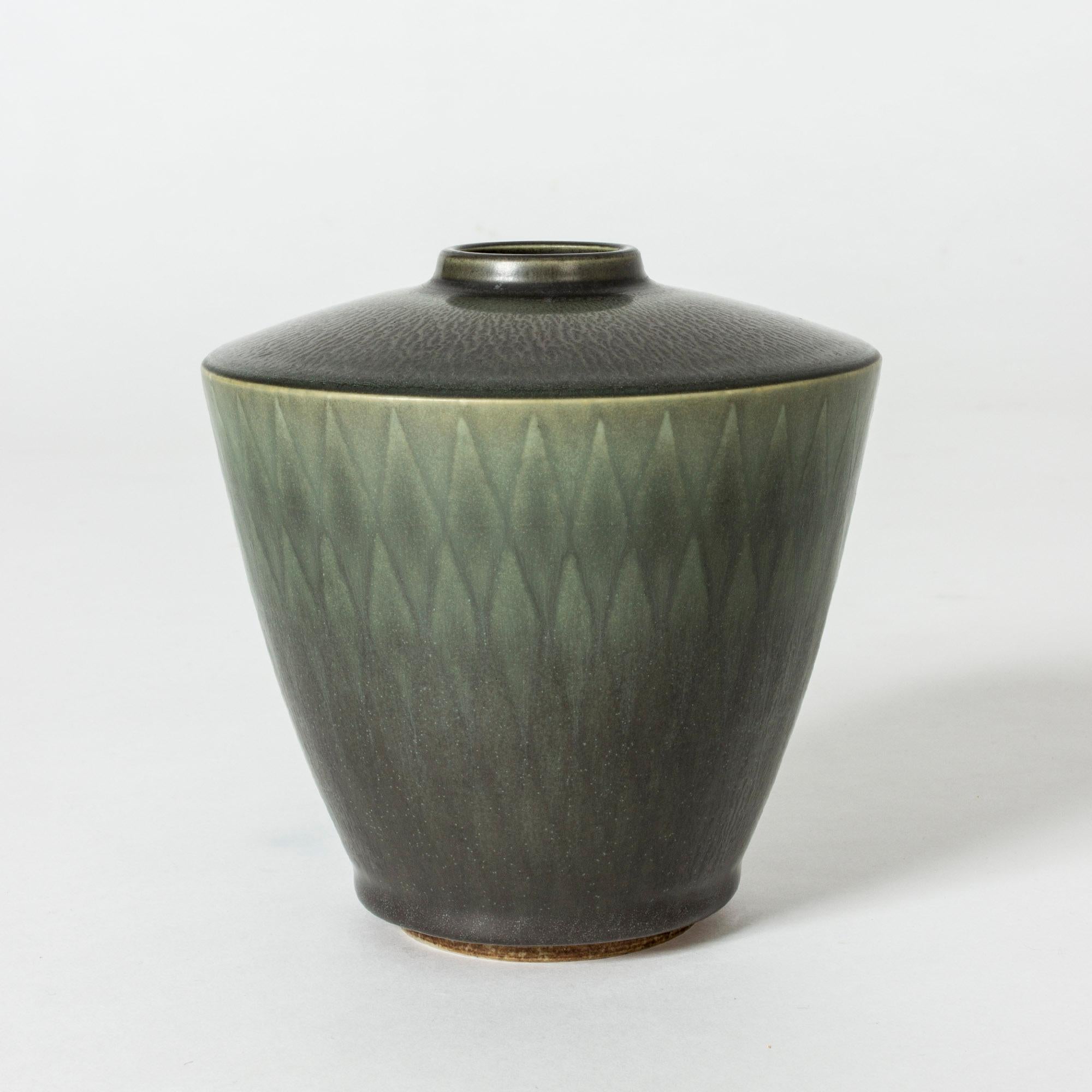 Rare stoneware vase by Berndt Friberg in a compact shape and distinct silhouette. Beautiful green hare’s fur glaze with a graphic pattern.
