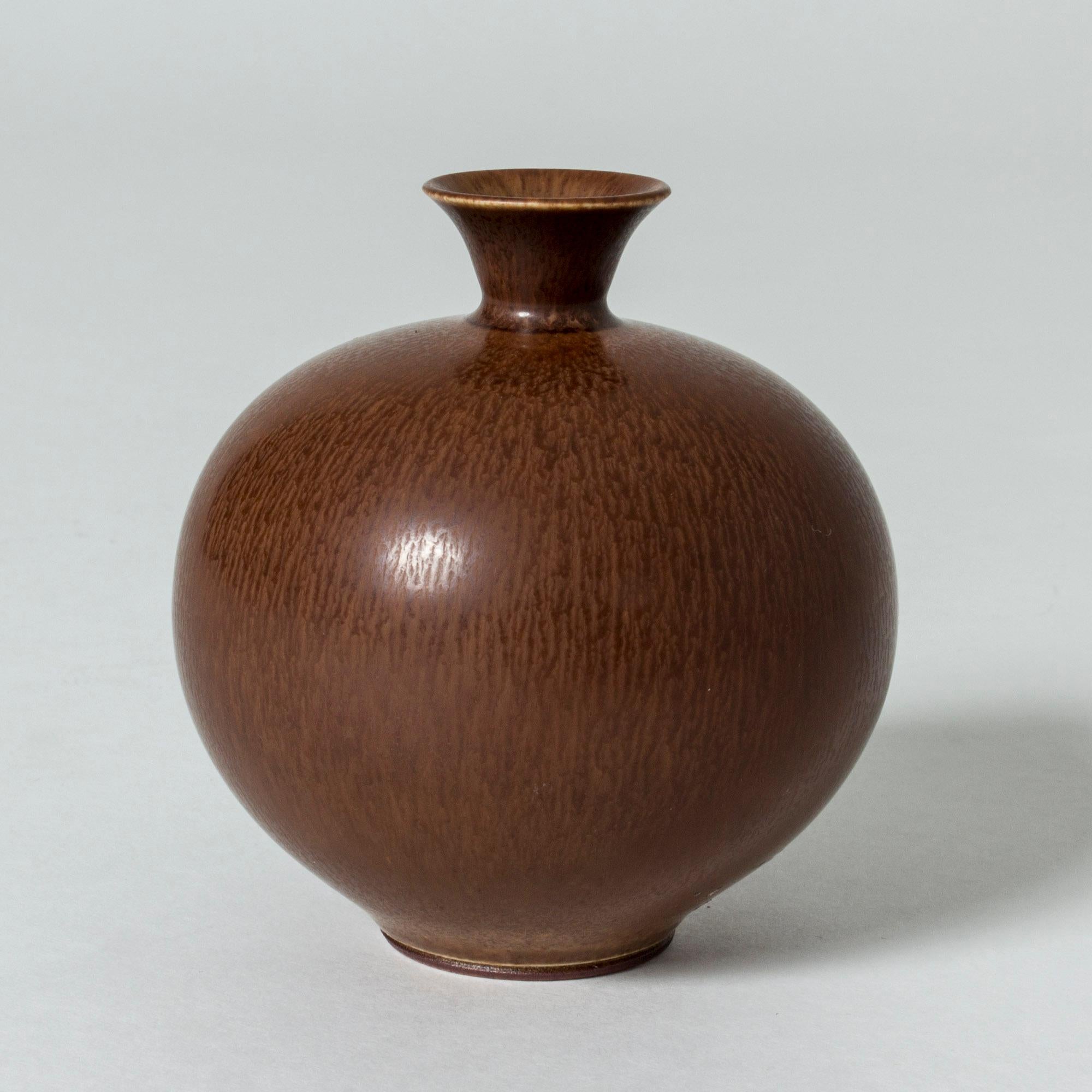Small stoneware vase by Berndt Friberg, in an almost round shape. Beautiful brown hare’s fur glaze.