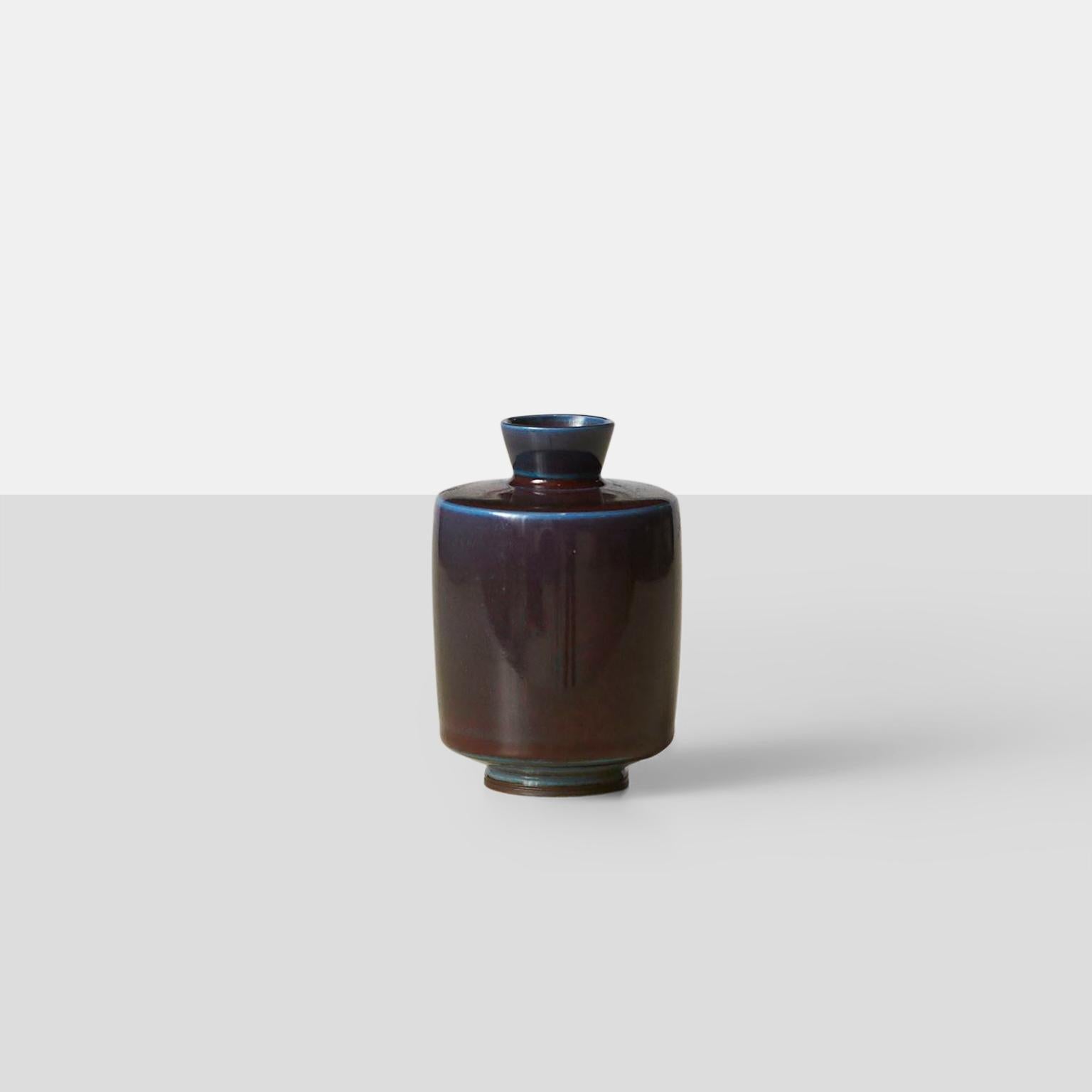 Von Berndt Friberg, eine Vase aus Steinzeug mit Glasurrhythmen in Violett- und Blautönen. Sehr interessanter Rollkragenpullover. Signiert Friberg, mit der Handmarke des Studios und dem Datum (1967). 